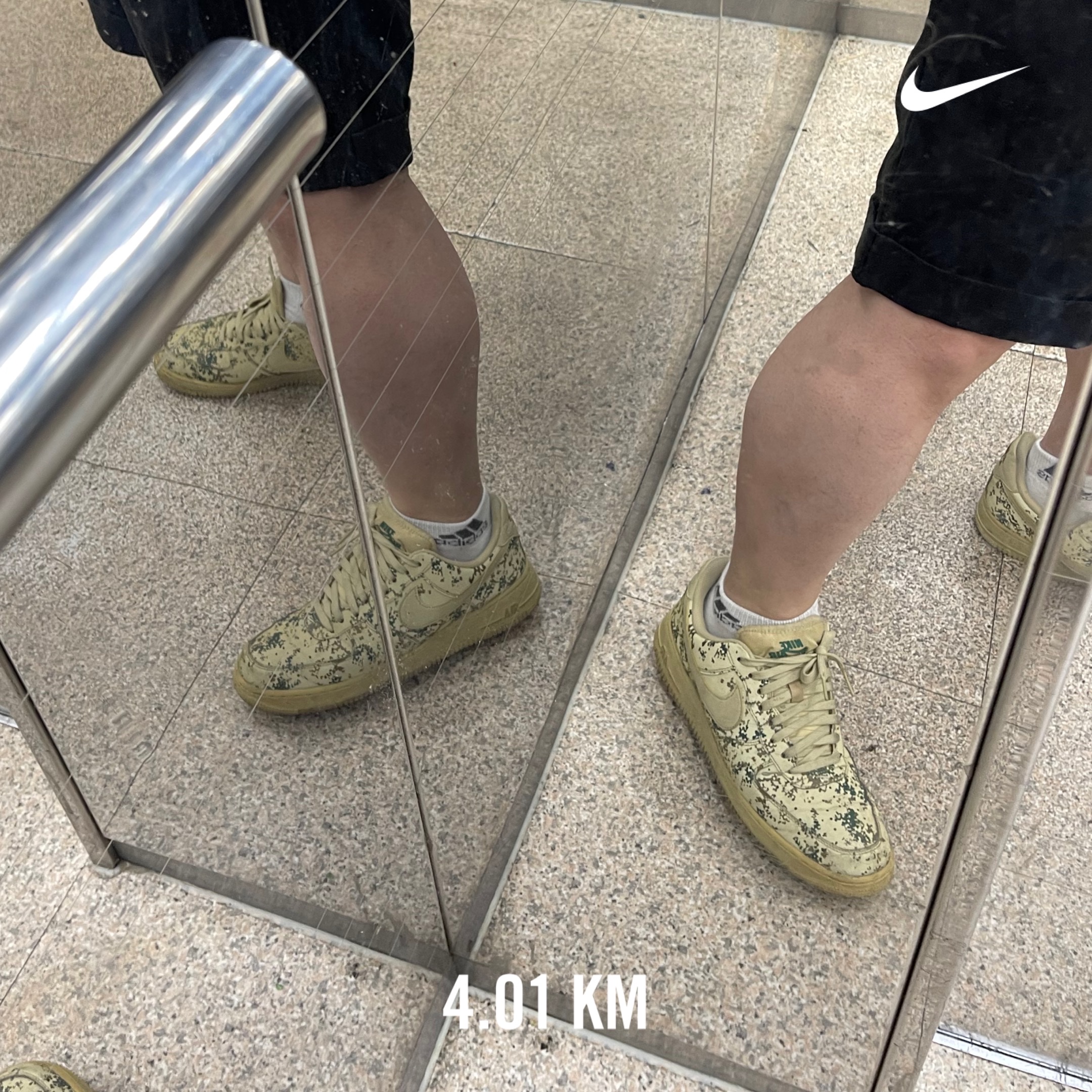 Nike Air Force 1 '07 LV8 Country Camo Team Gold 착용 스타일