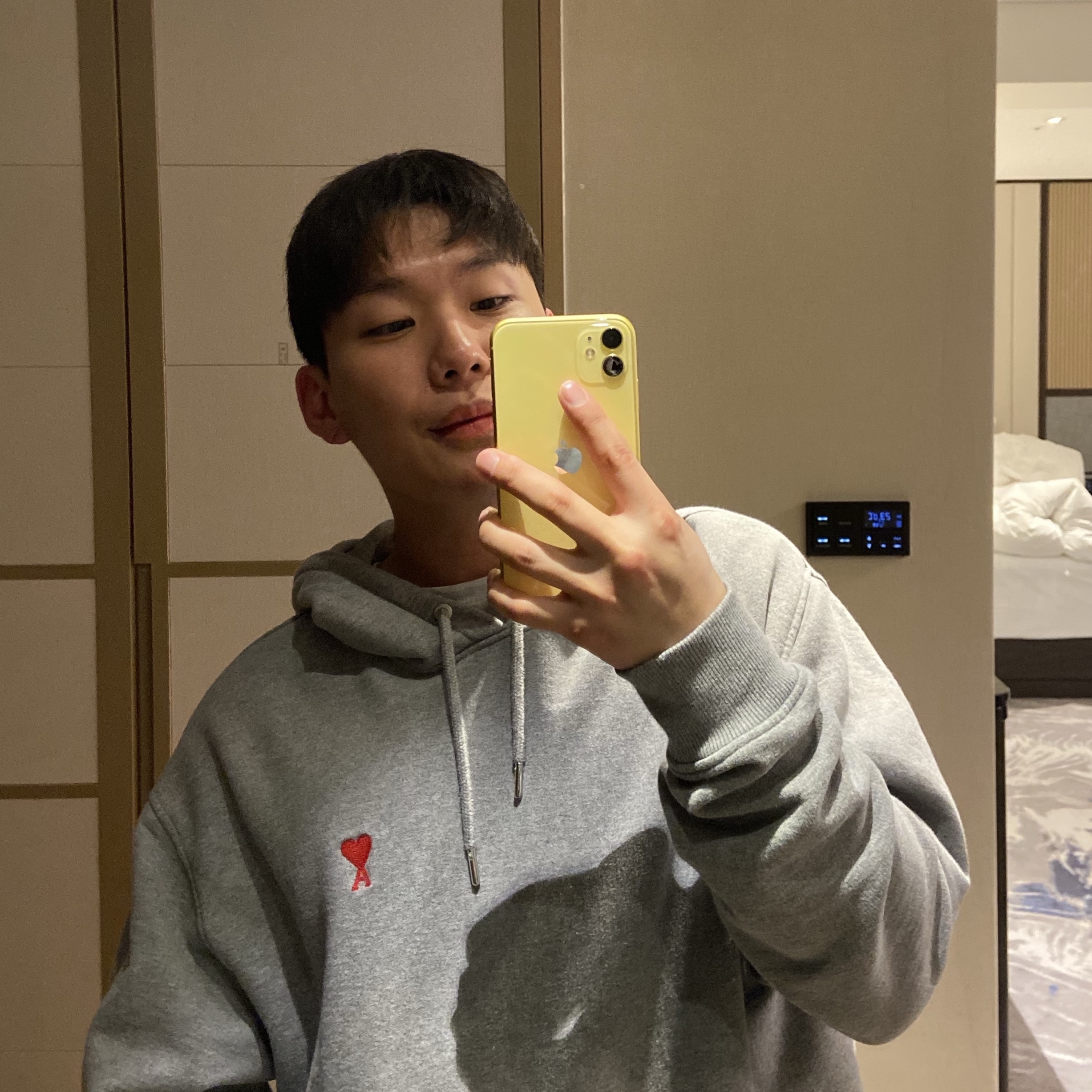 AMI de Coeur Hood Sweatshirt Heather Grey 착용 스타일
