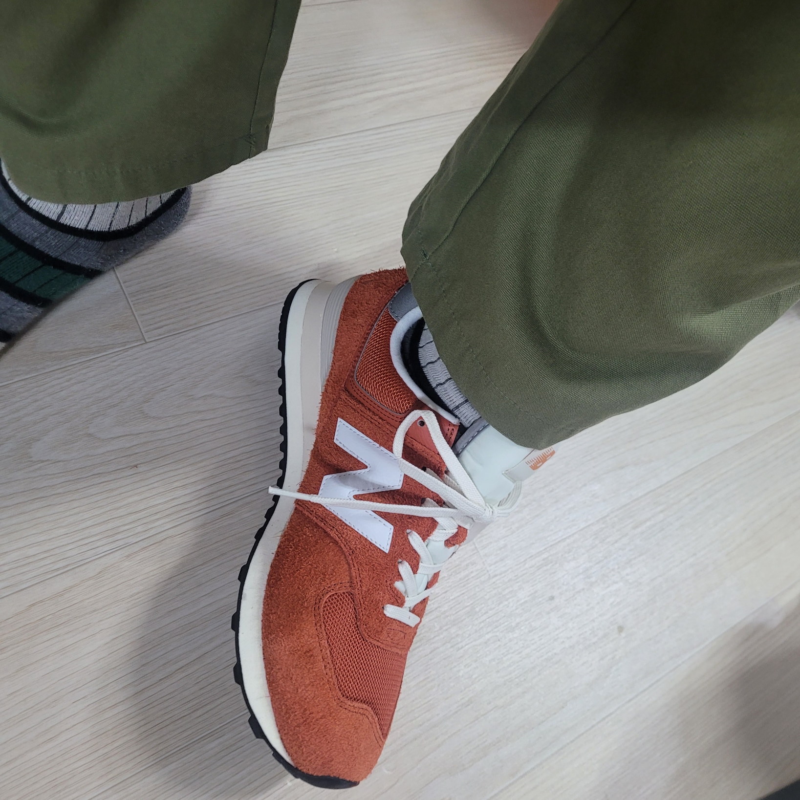 New Balance 574 Heritage Orange Burst White 착용 스타일