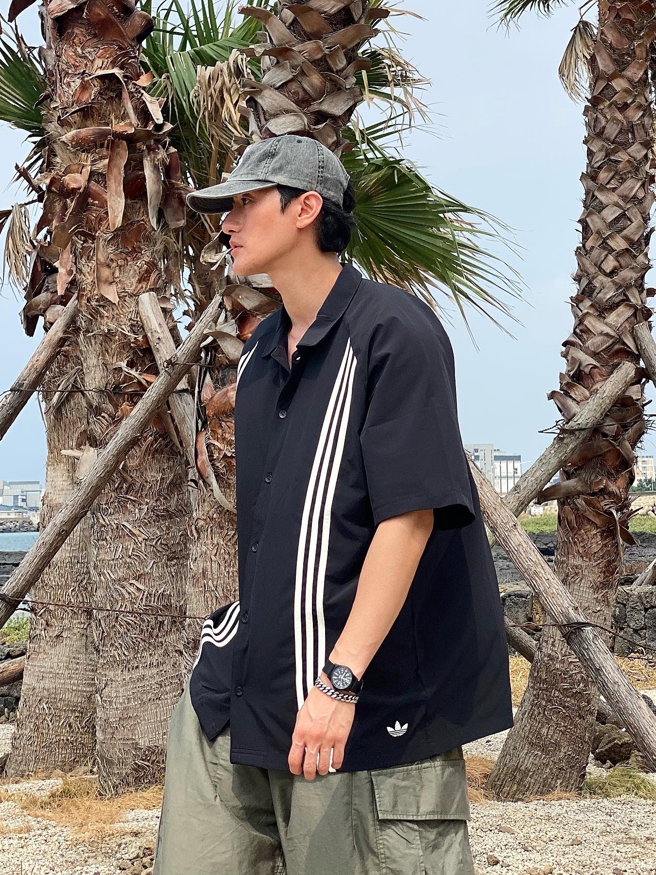Crocs x Palace Classic Clog Woodland Camo, Supreme Pigment Print S Logo 6-Panel Black - 22FW 착용 스타일 - 3