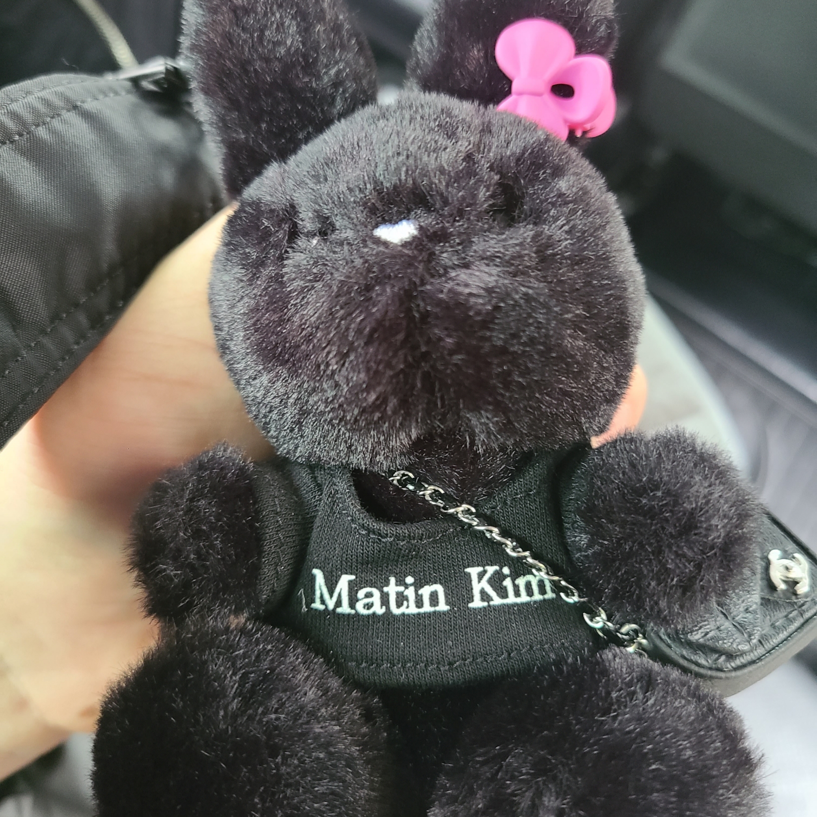Matin Kim Black Bunny Toy Keyring Black 착용 스타일