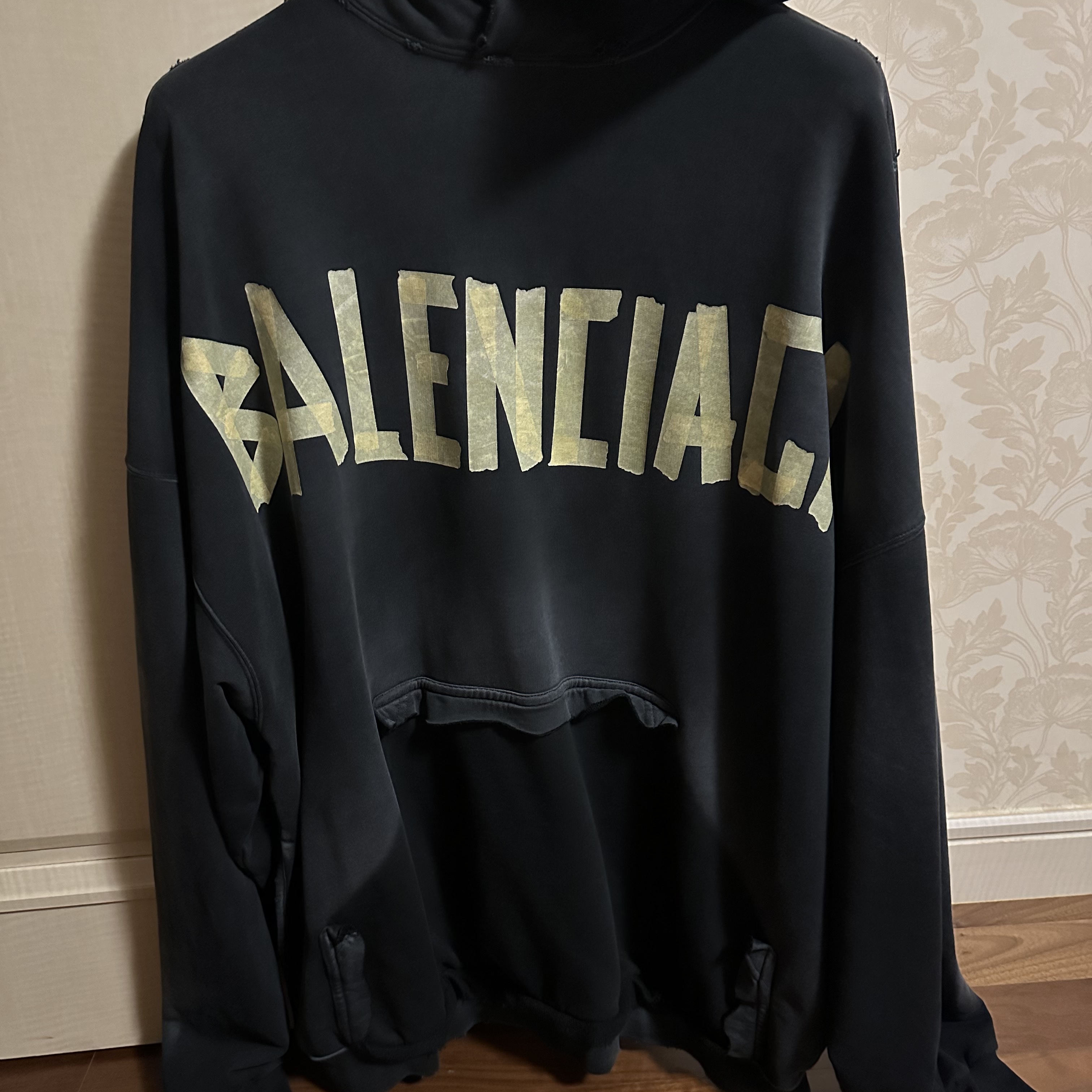 Balenciaga Tape Type Ripped Pocket Oversized Hoodie Faded Black 착용 스타일