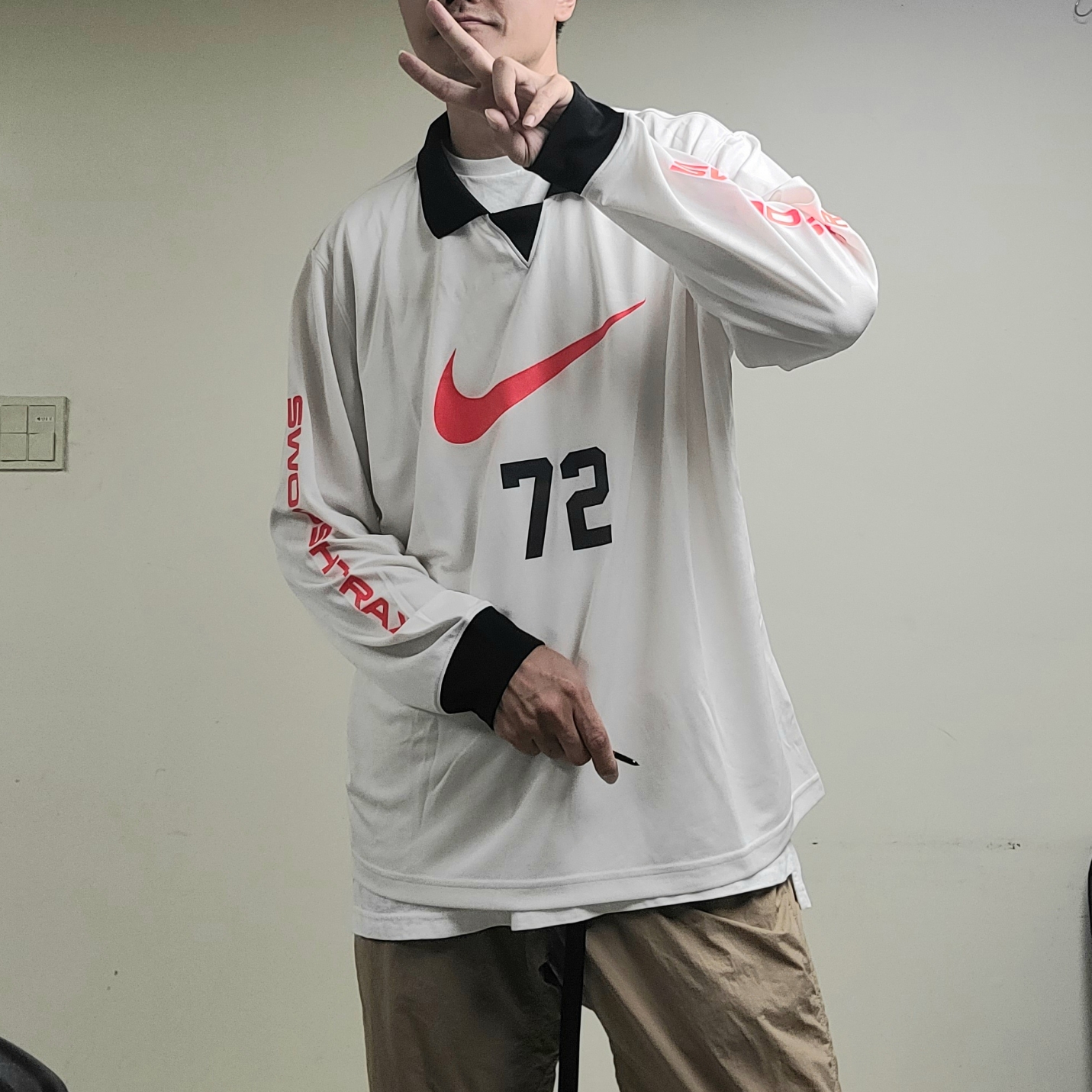 Nike NSW Long Sleeve T-Shirt Phantom Black Bright Crimson 착용 스타일