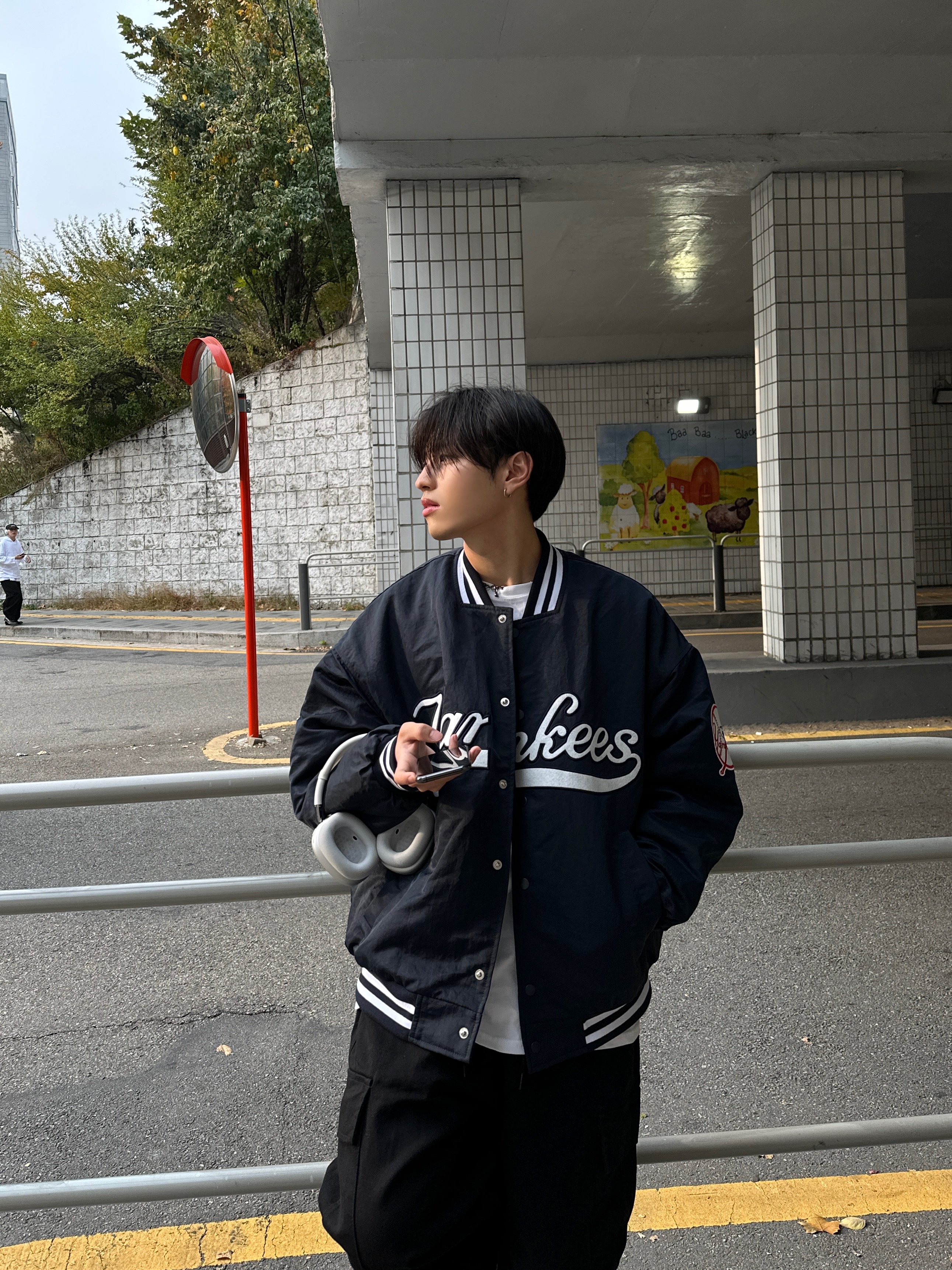 Apple AirPods Max Lightning Silver (Korean Ver.), Maison Mihara Yasuhiro Wayne OG Sole Leather Low-top Sneakers Black White 착용 스타일 - 1