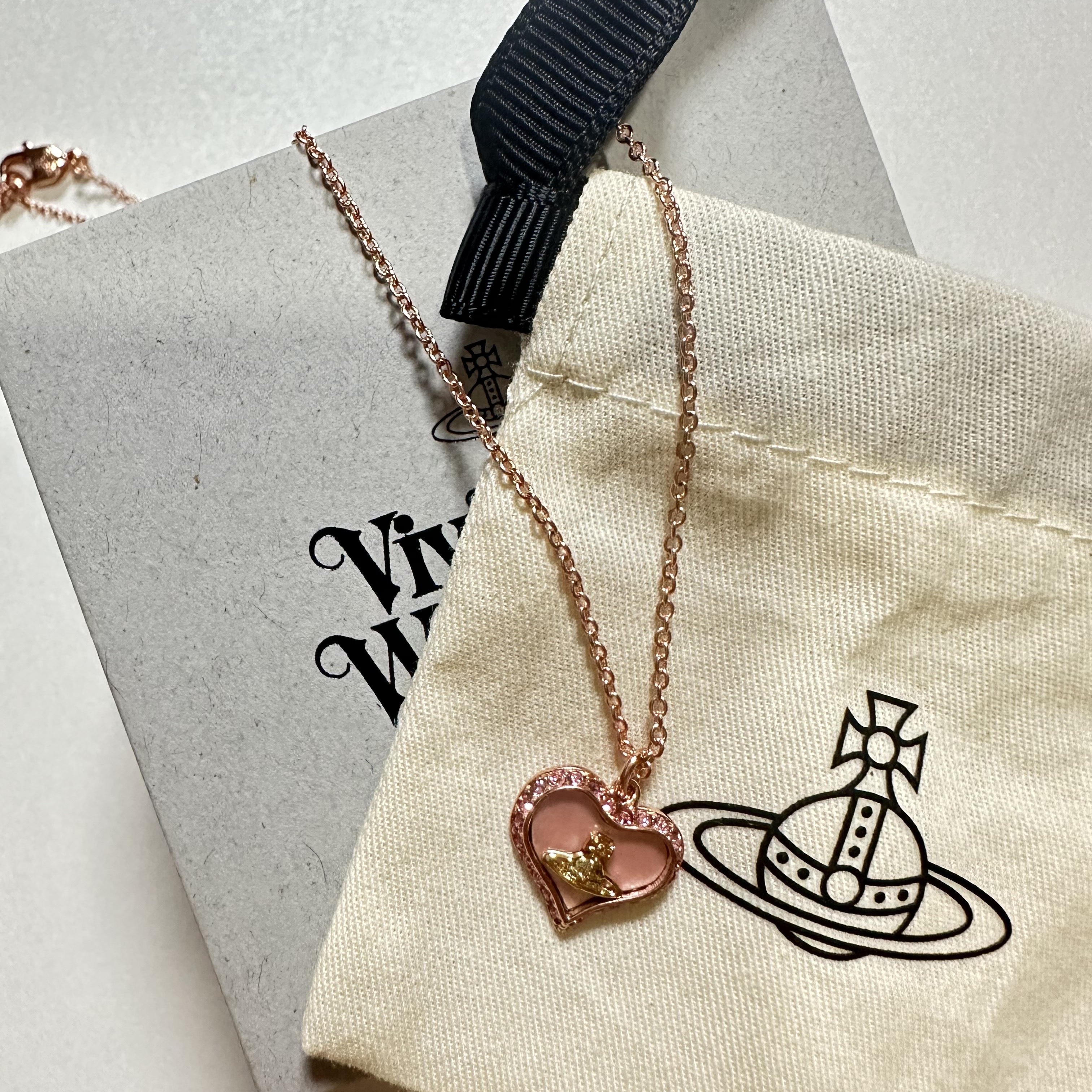 Vivienne Westwood Petra Necklace Pink Gold 착용 스타일 - 4