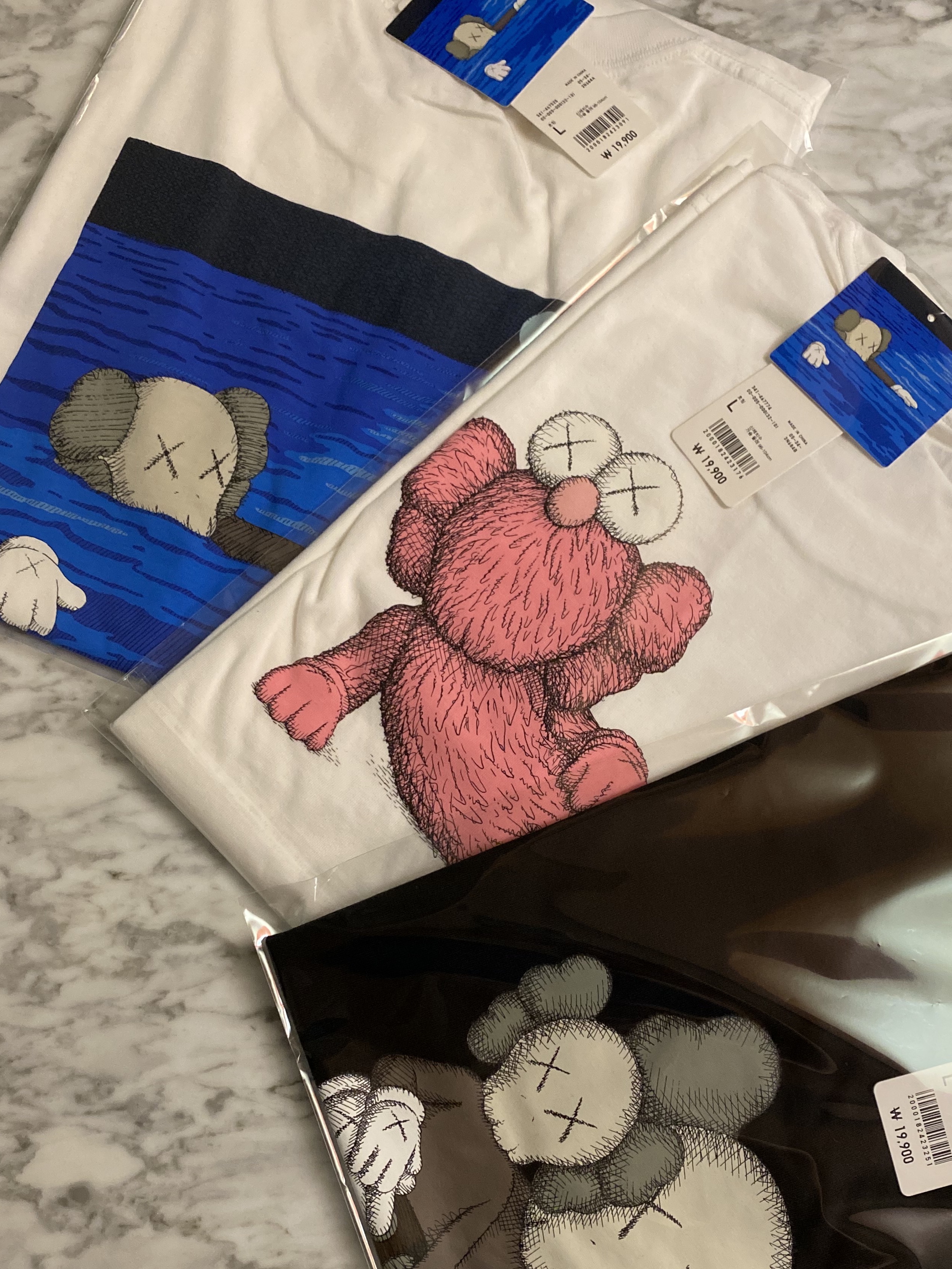 Uniqlo UT x Kaws Short Sleeve Graphic T-Shirt White, Uniqlo UT x Kaws Short Sleeve Graphic T-Shirt Black 착용 스타일 - 1