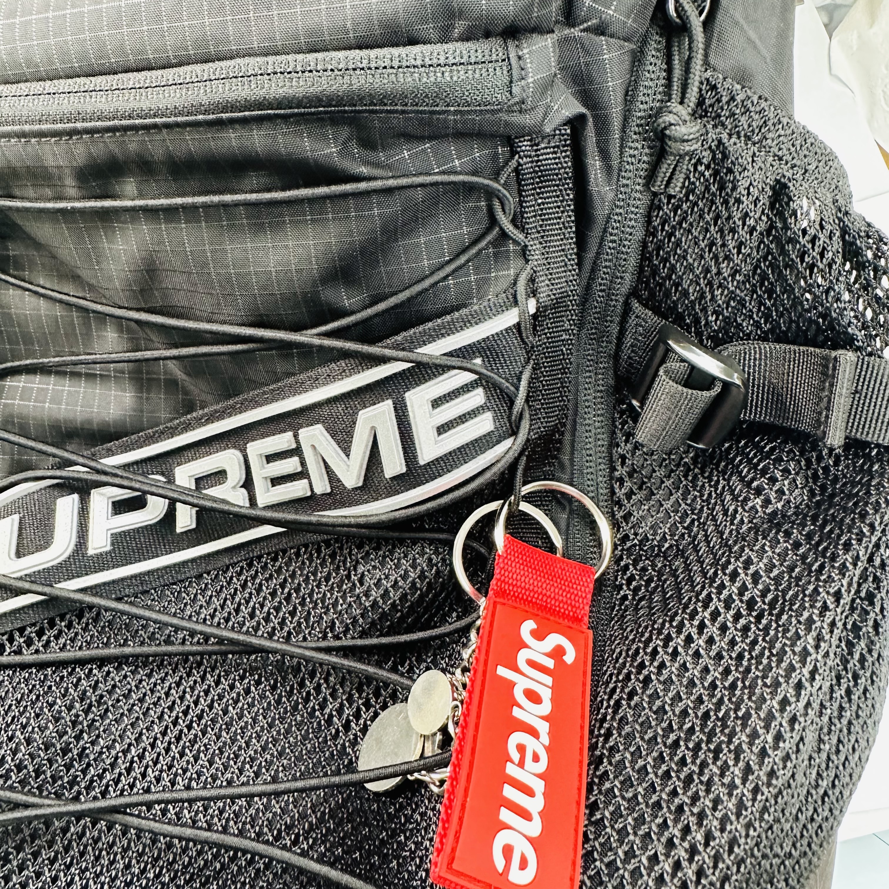 Supreme Webbing Keychain Red - 23SS 착용 스타일