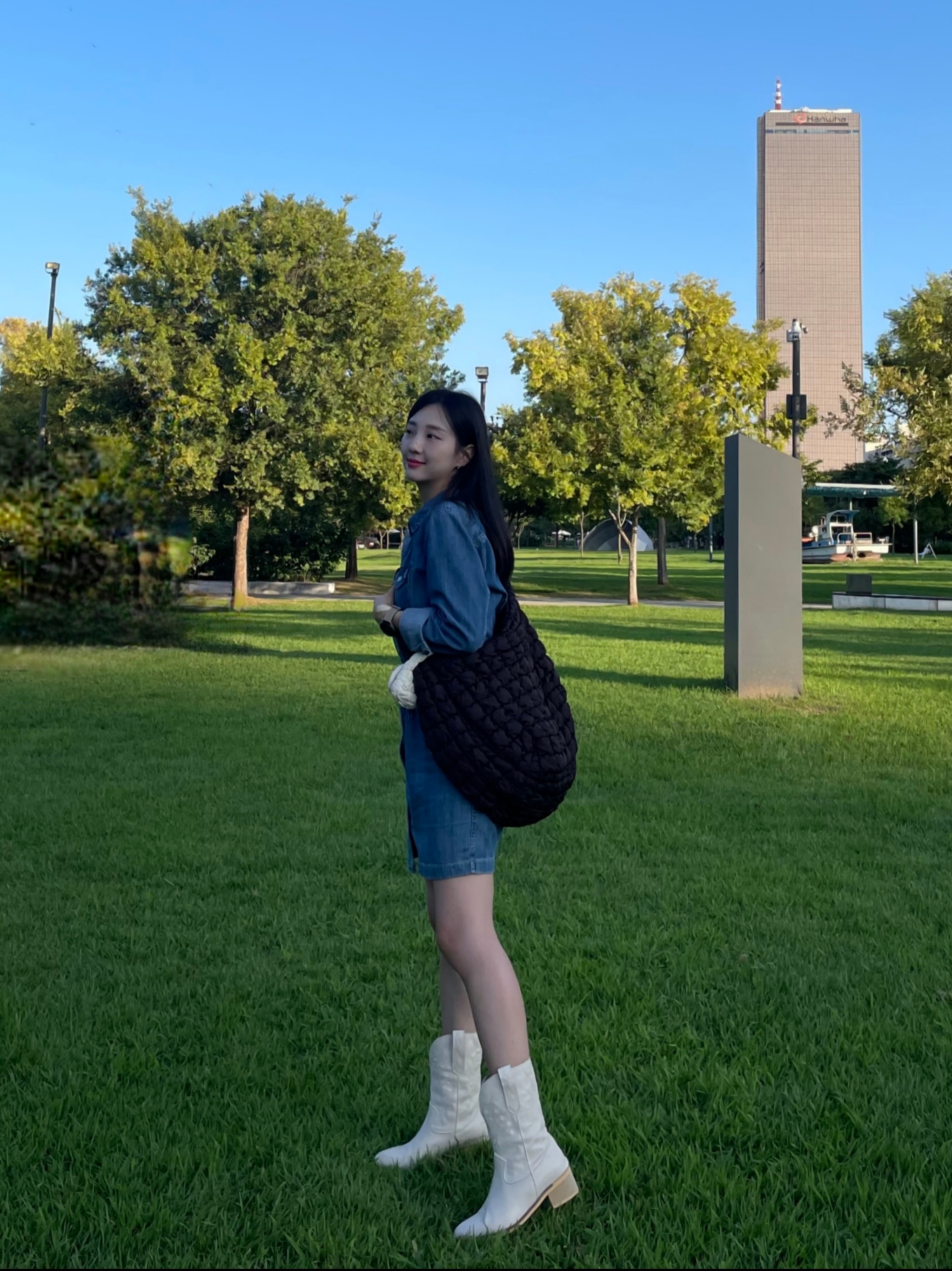 COS Quilted Oversized Shoulder Bag Brown, COS Quilted Nano Bag Beige 착용 스타일 - 2