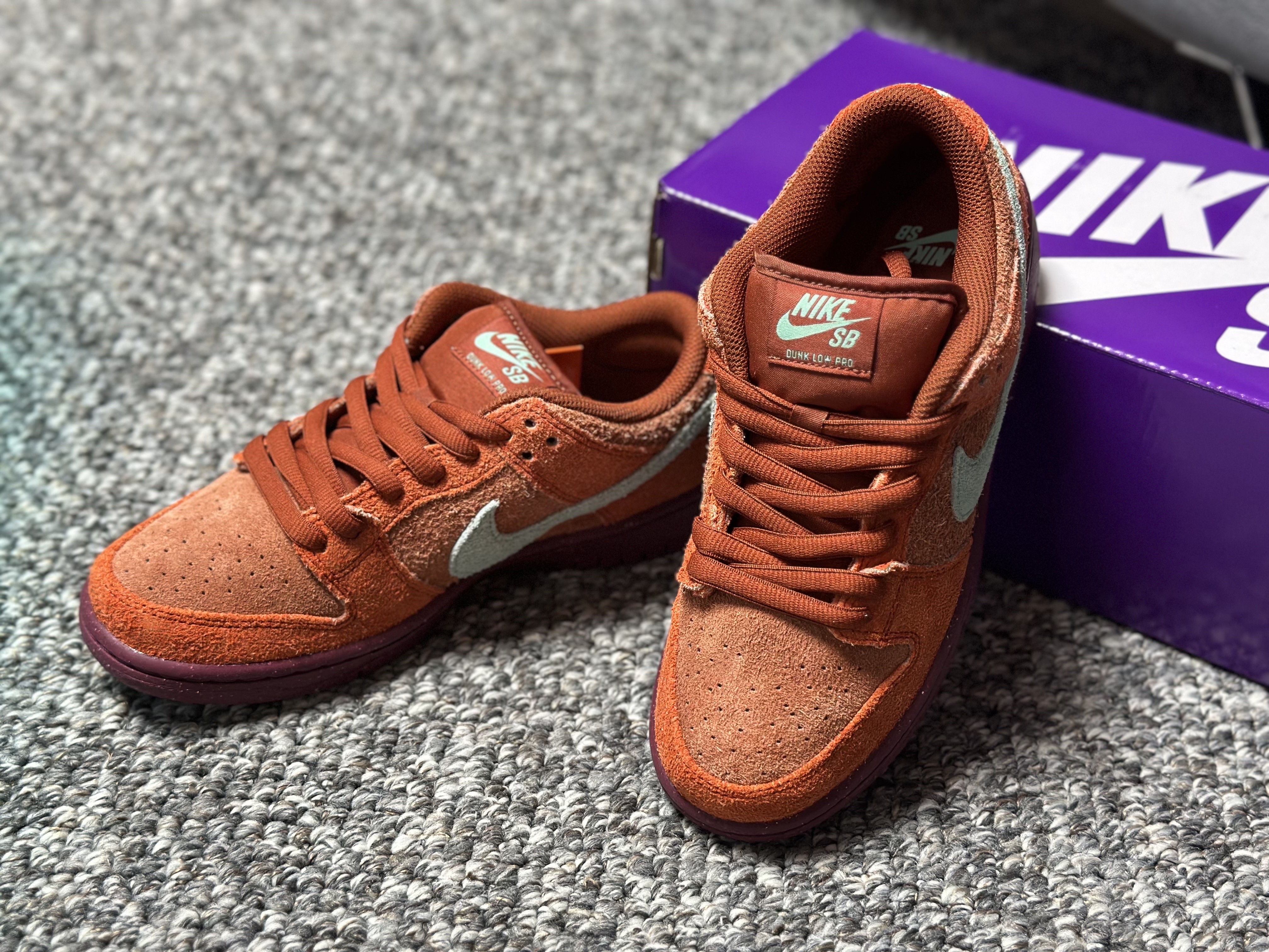 Nike SB Dunk Low Pro Premium Mystic Red and Rosewood 착용 스타일 - 1