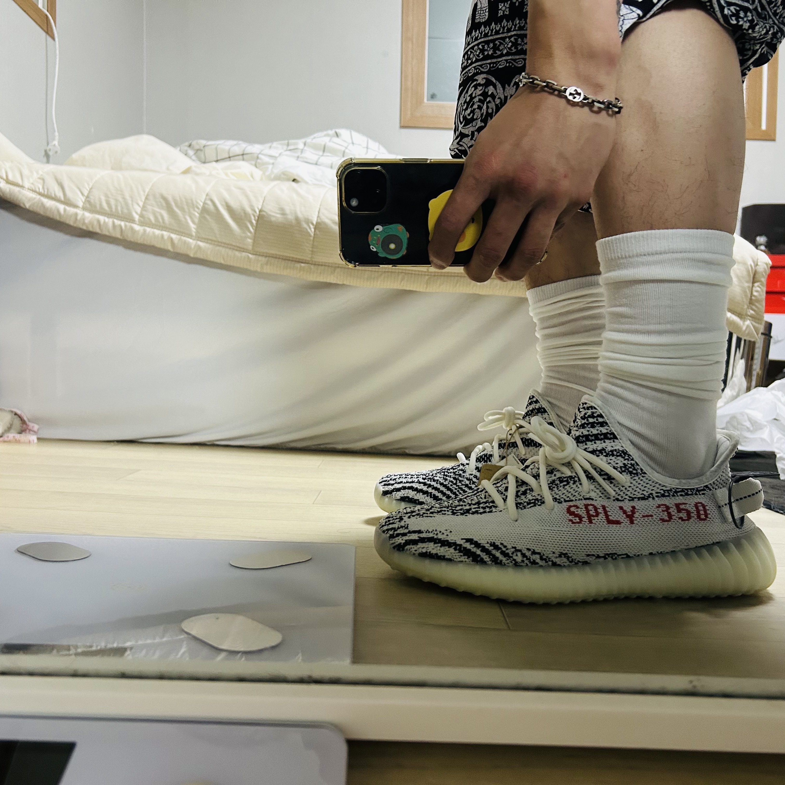 Adidas Yeezy Boost 350 V2 Zebra 2022/2023 착용 스타일 - 3