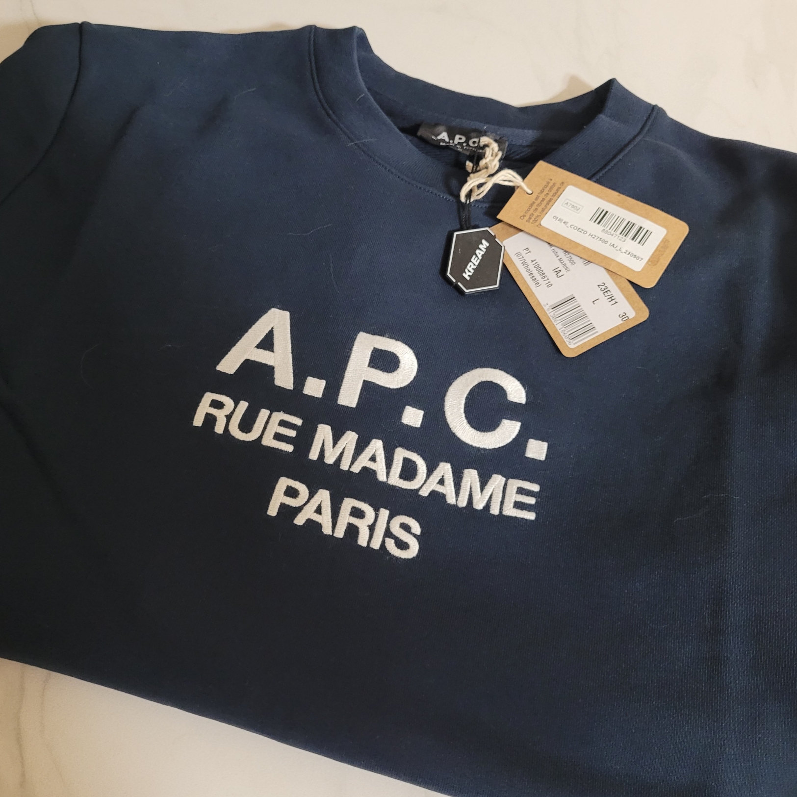 A.P.C. Rufus Sweatshirt Navy Blue 착용 스타일 - 1