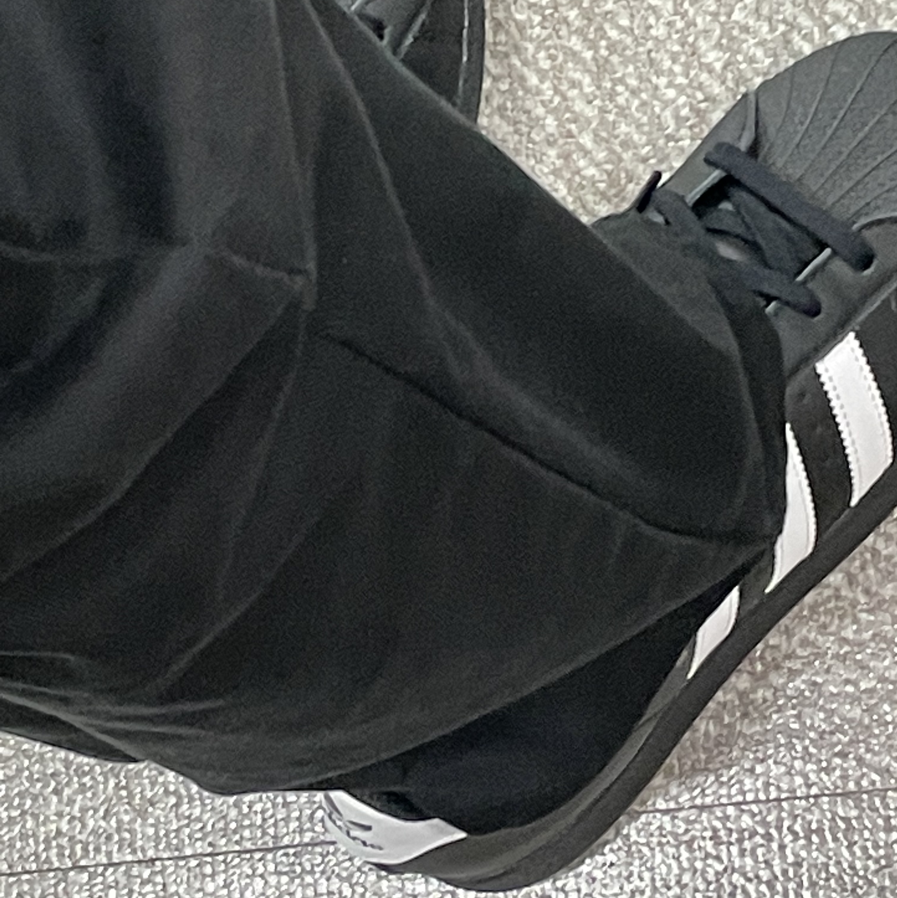 Adidas Superstar Core Black White 착용 스타일 - 1