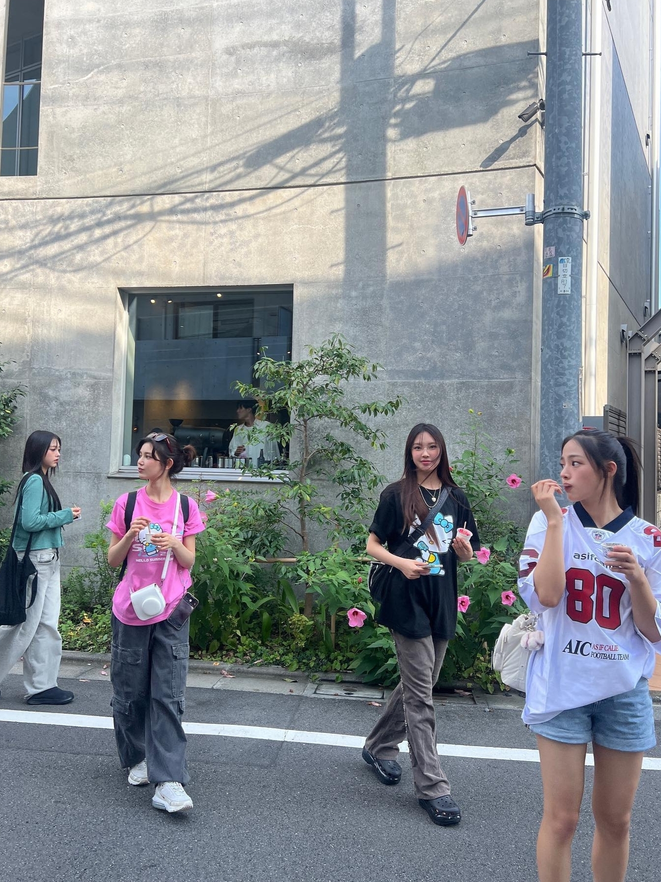 Nike x Sacai Zoom Cortez SP Iron Grey, (W) Nike Air Force 1 Mid '07 Tokyo 03 Viotech 착용 스타일 - 2