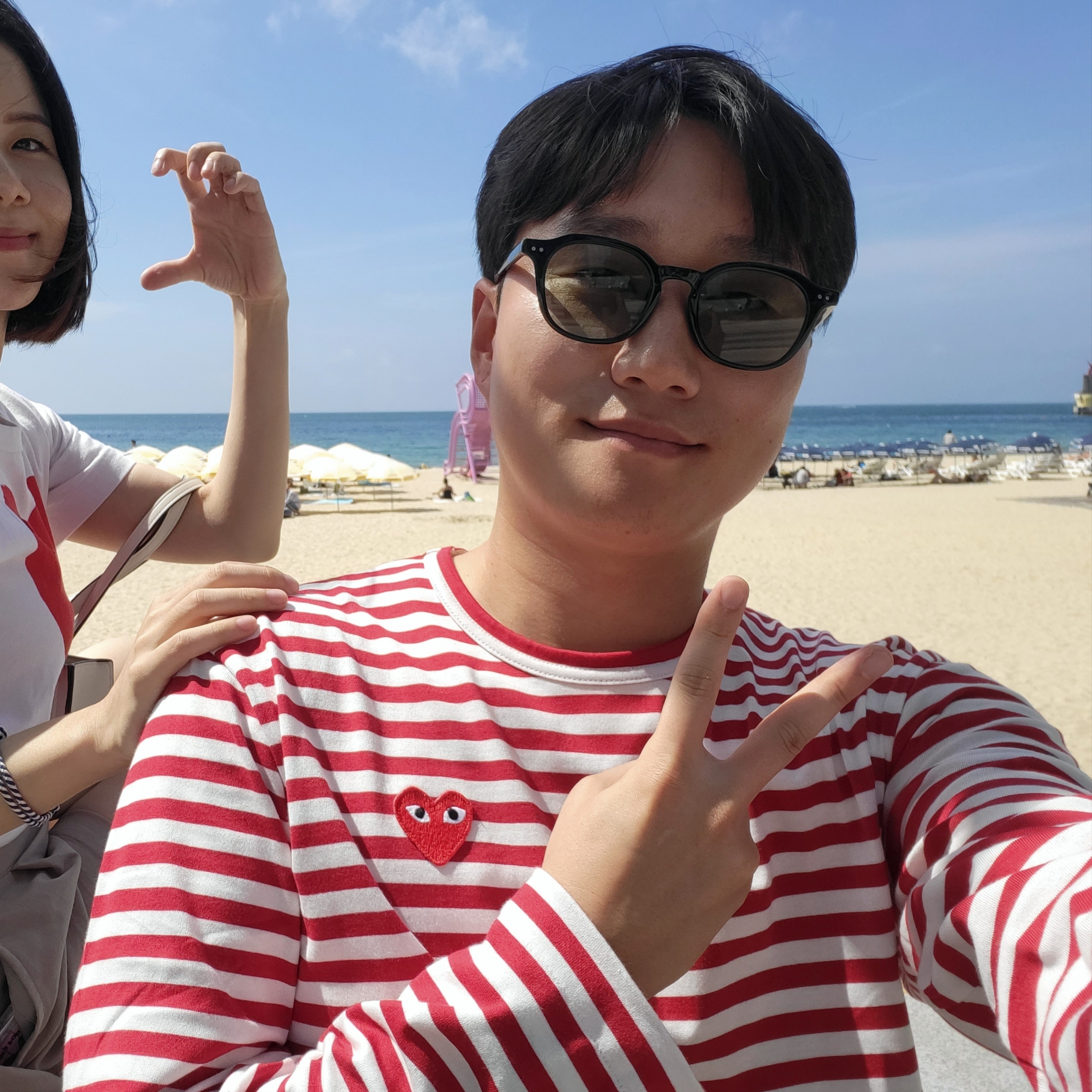 Play Comme des Garcons Striped LS T-Shirt Red White, Play Comme des Garcons Reverse Logo T-Shirt White 착용 스타일 - 1