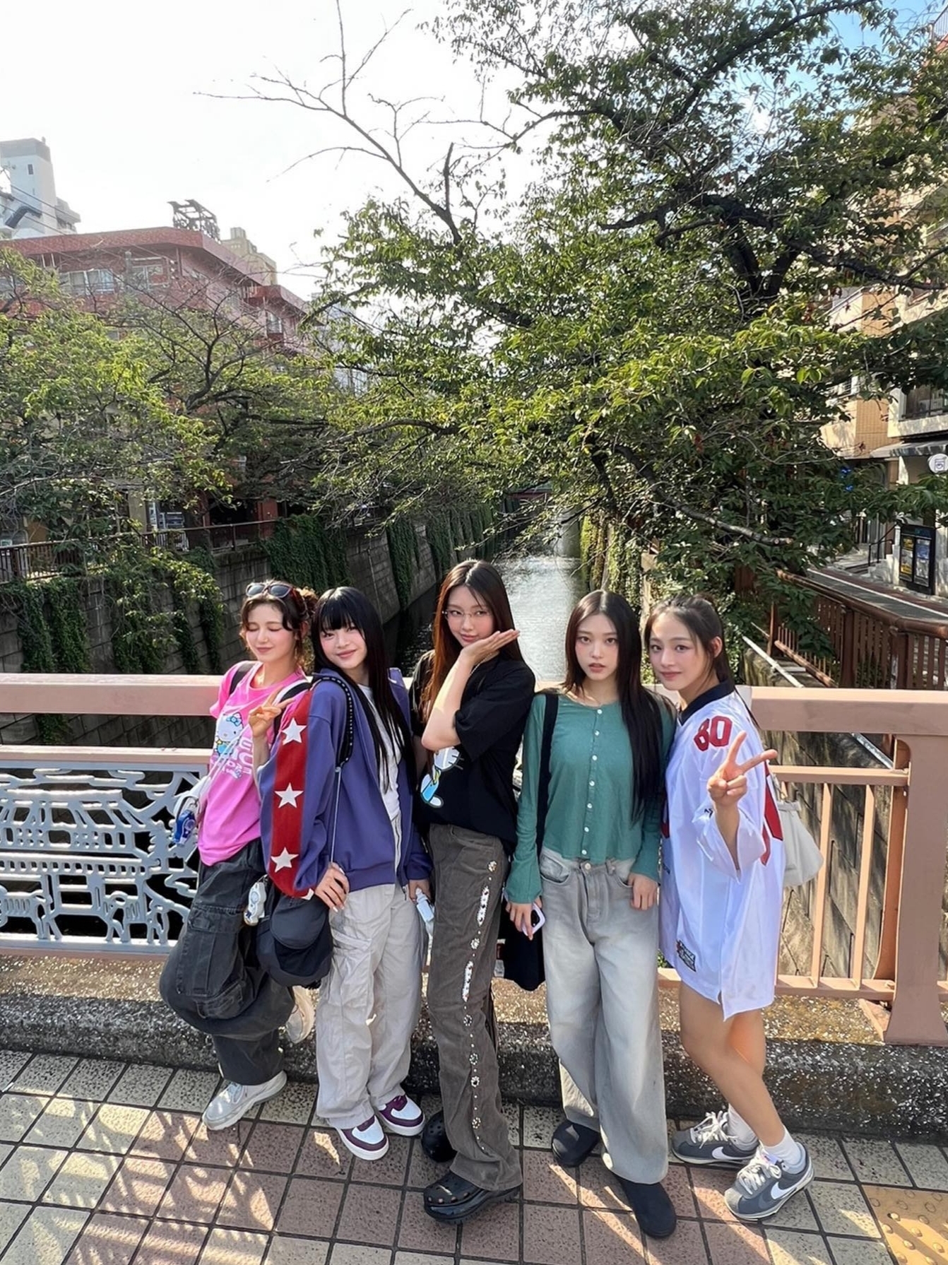 Nike x Sacai Zoom Cortez SP Iron Grey, (W) Nike Air Force 1 Mid '07 Tokyo 03 Viotech 착용 스타일 - 5