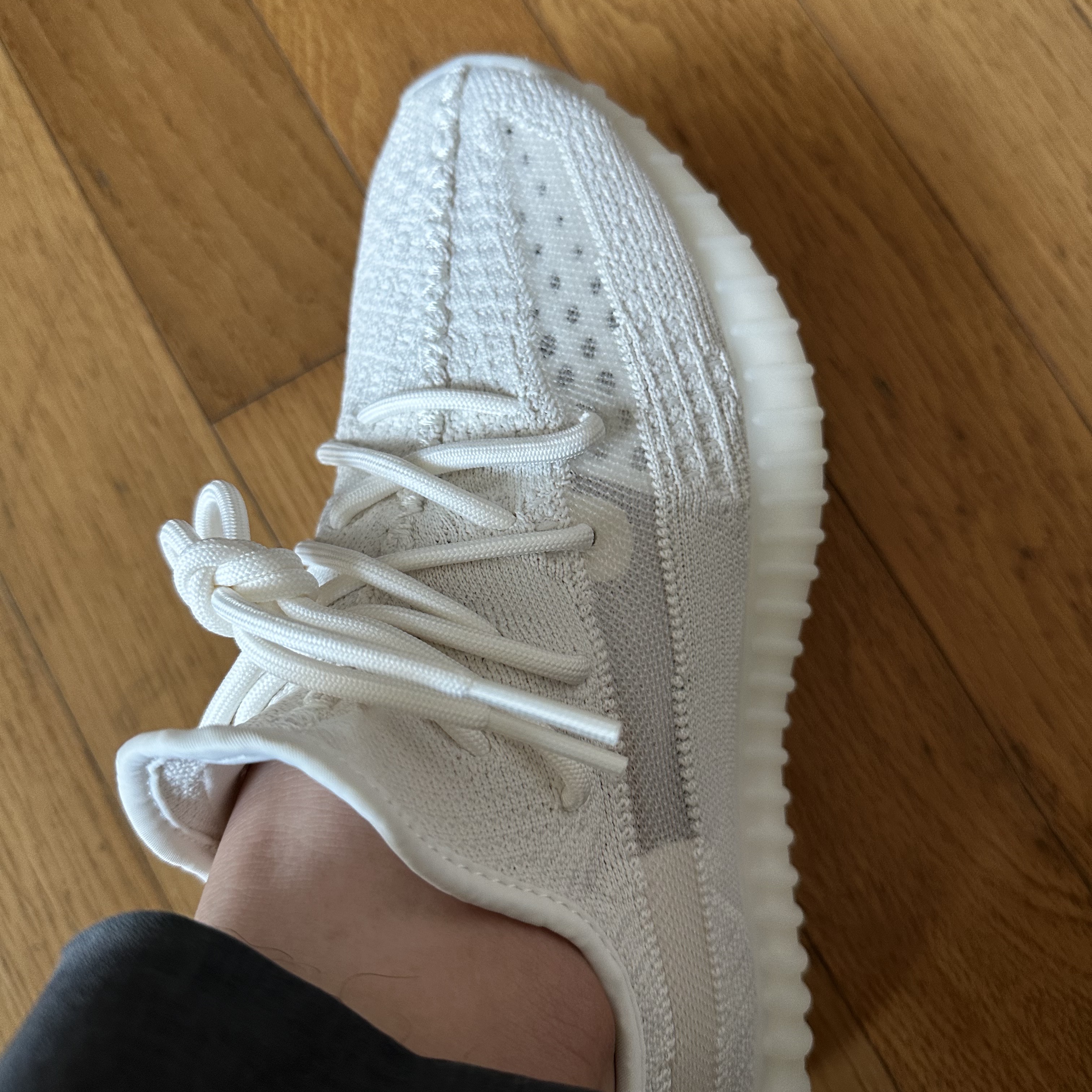 Adidas Yeezy Boost 350 V2 Bone 착용 스타일 - 3