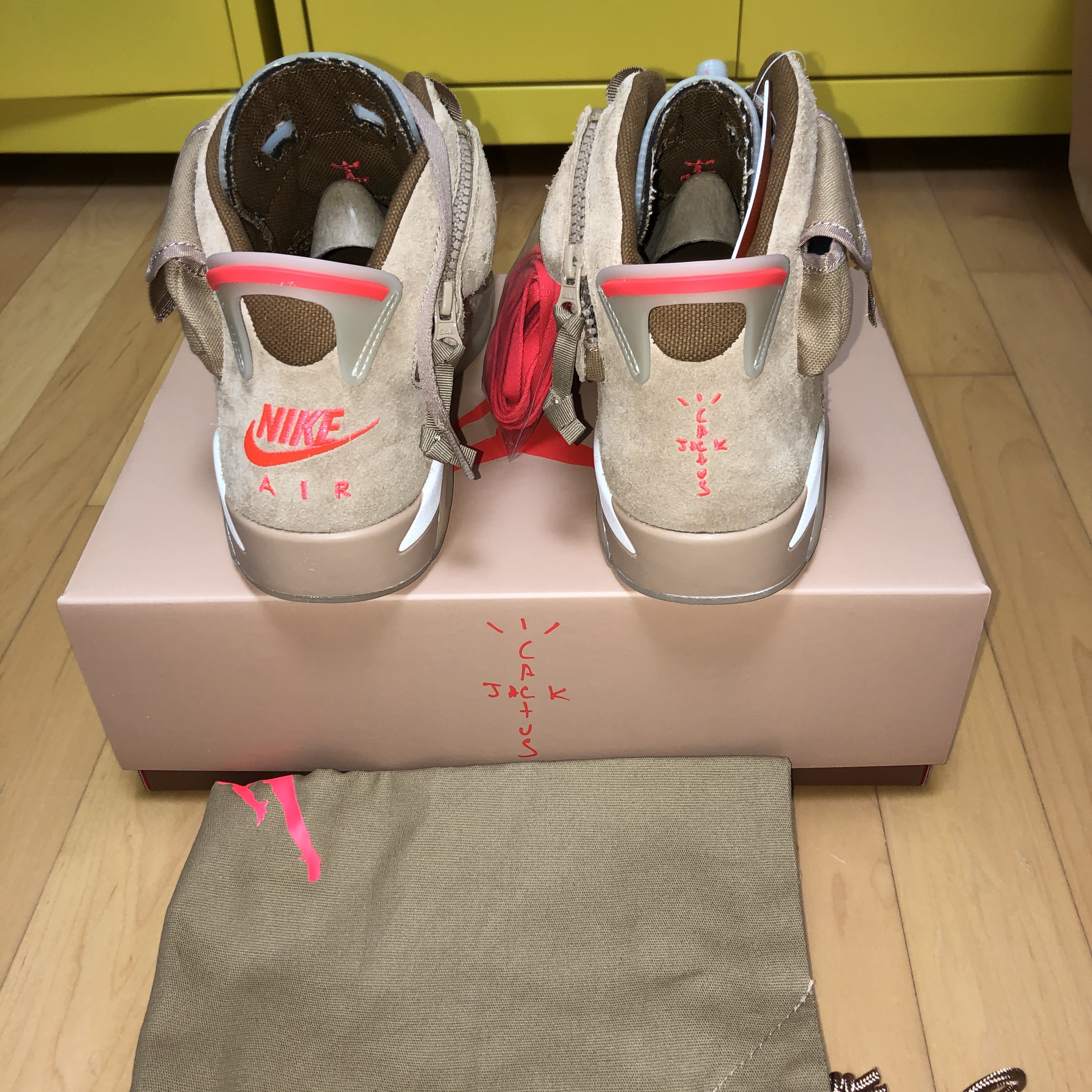 Jordan 6 x Travis Scott Retro SP British Khaki 착용 스타일