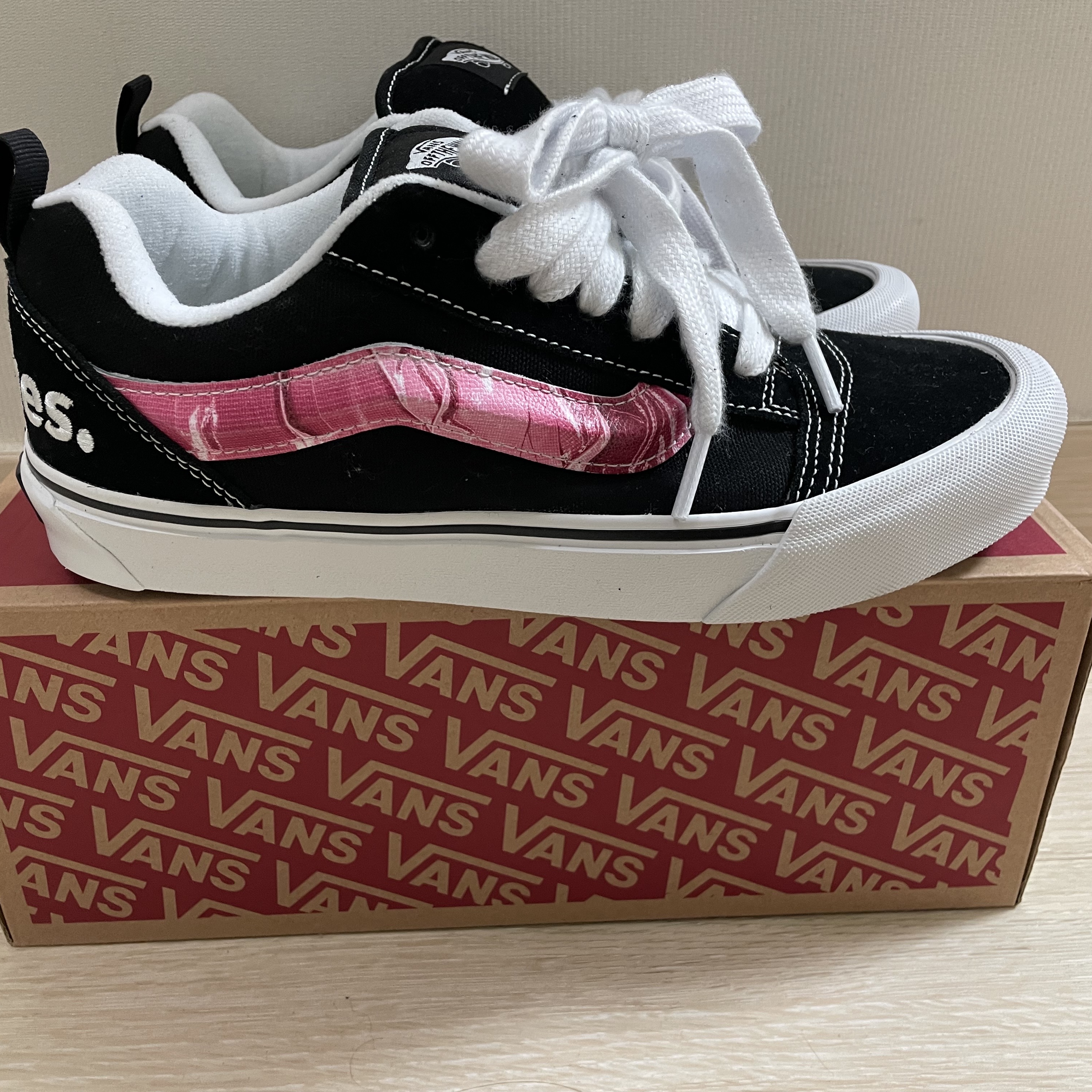 Vans x Peaches. Knu-Skool Black Pink 착용 스타일 - 2