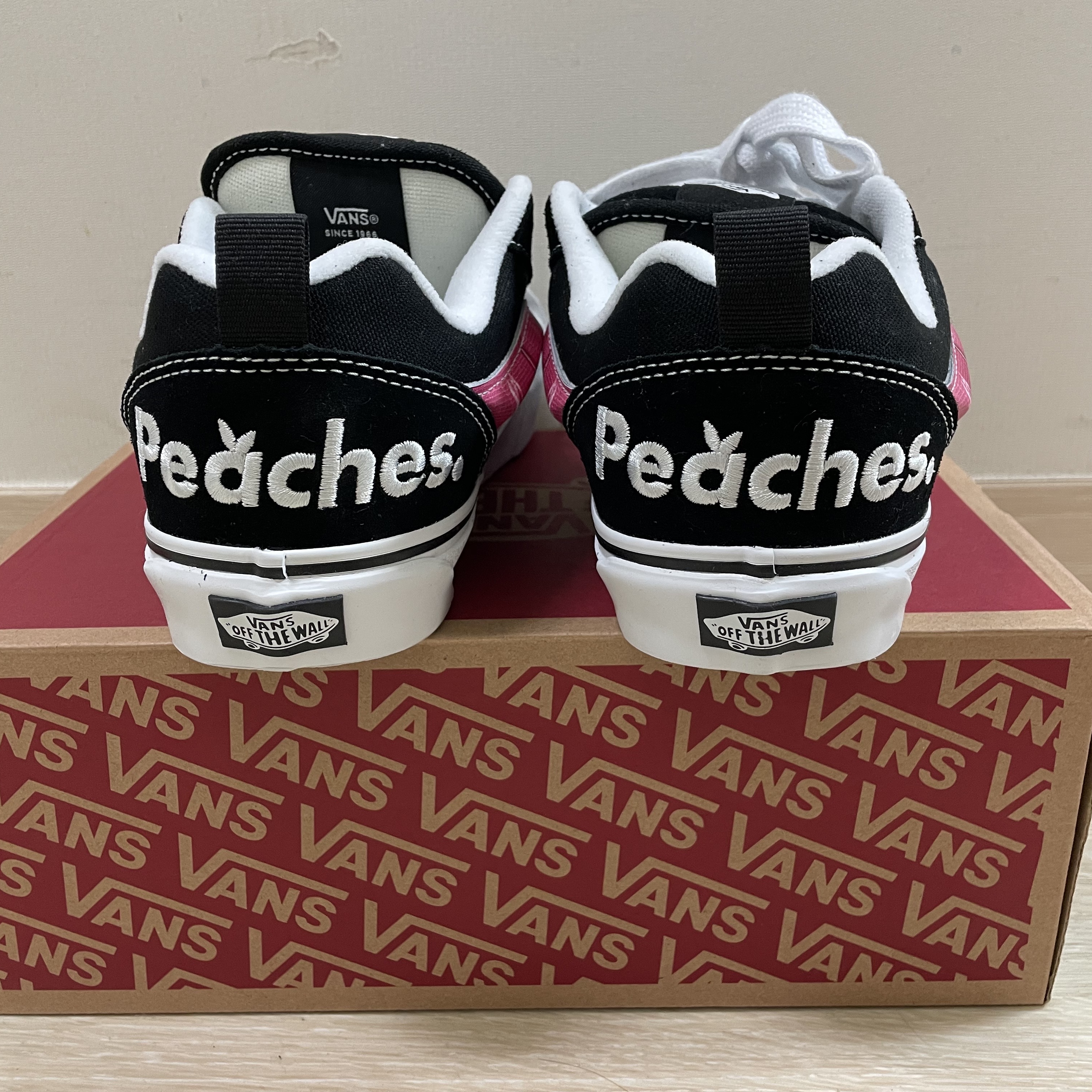 Vans x Peaches. Knu-Skool Black Pink 착용 스타일 - 3