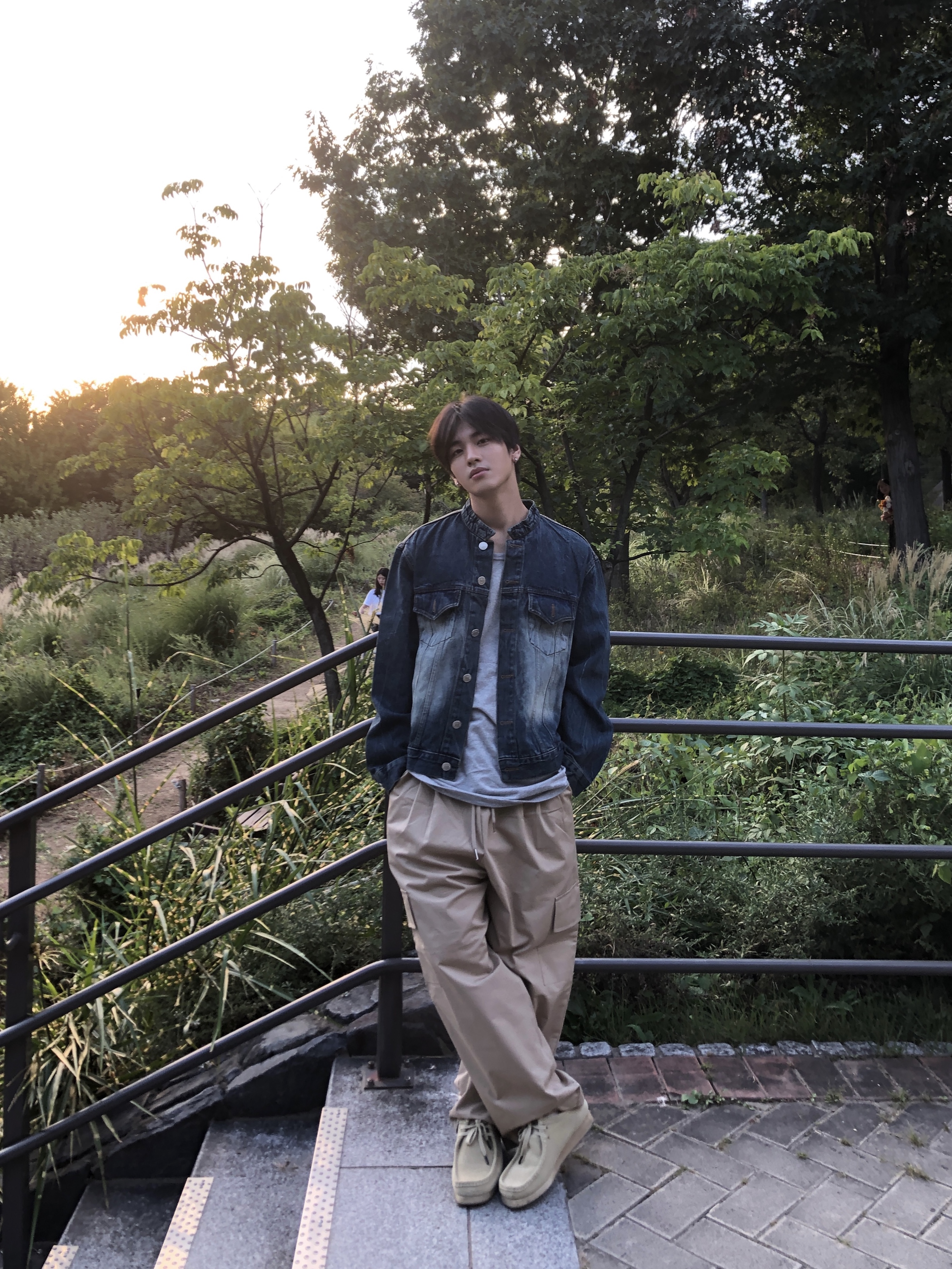 Clarks Wallabee Maple Suede 착용 스타일 - 5