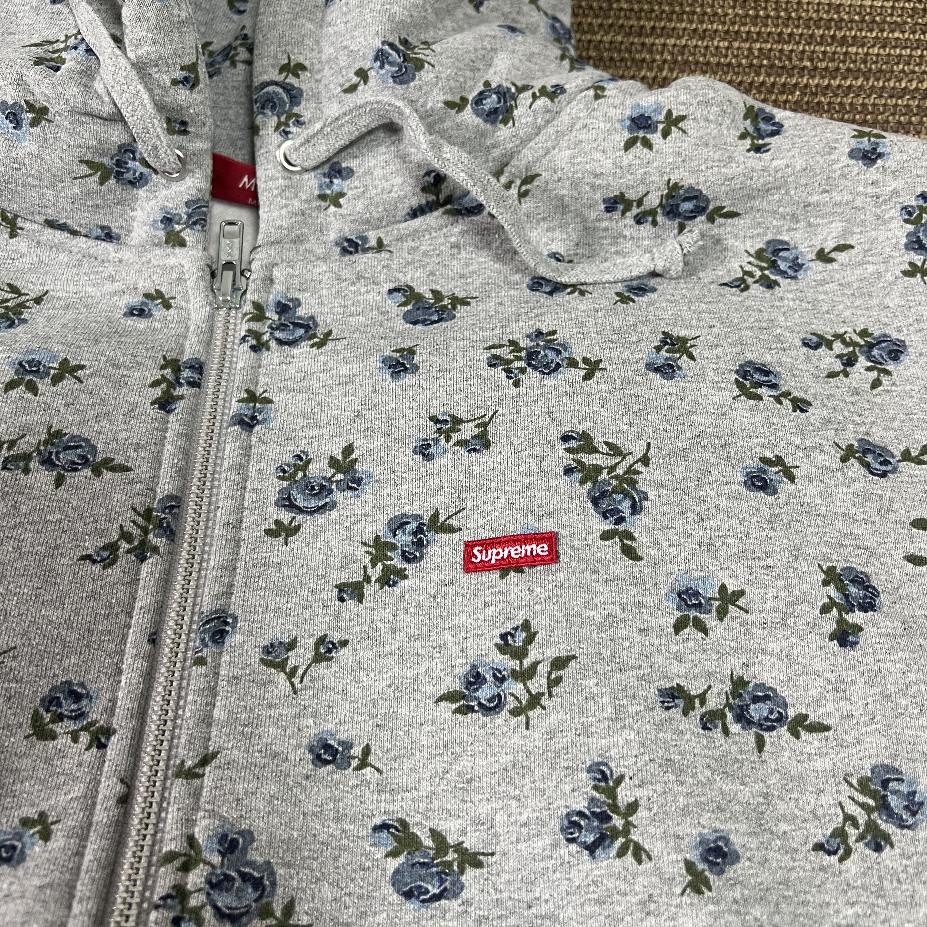Supreme Small Box Zip Up Hooded Sweatshirt Flowers - 23FW 착용 스타일