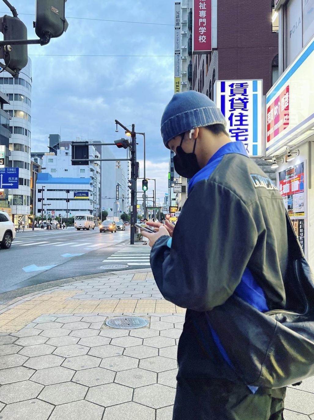 Supreme Overprint Beanie Blue - 22SS 착용 스타일 - 2