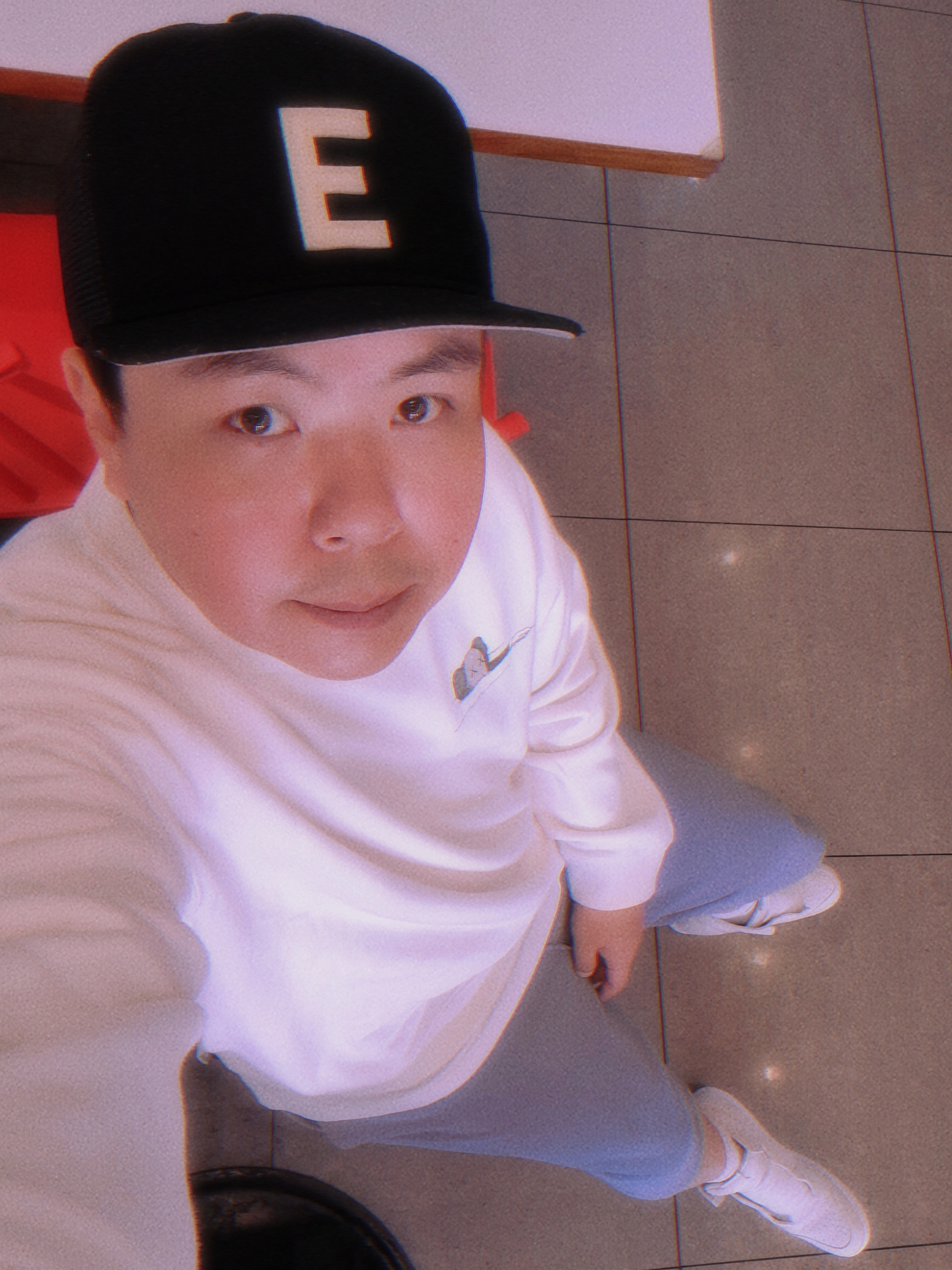 Essentials x New Era E Trucker Cap Black, Uniqlo UT x Kaws Long Sleeve Sweatshirt Off White 착용 스타일 - 1