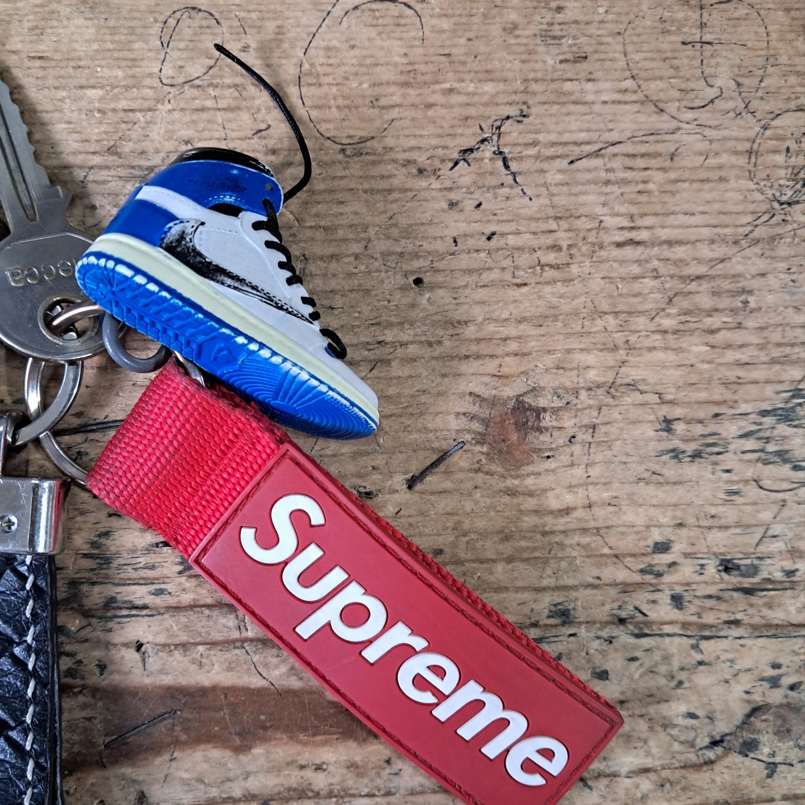 Supreme Webbing Keychain Red - 23SS 착용 스타일