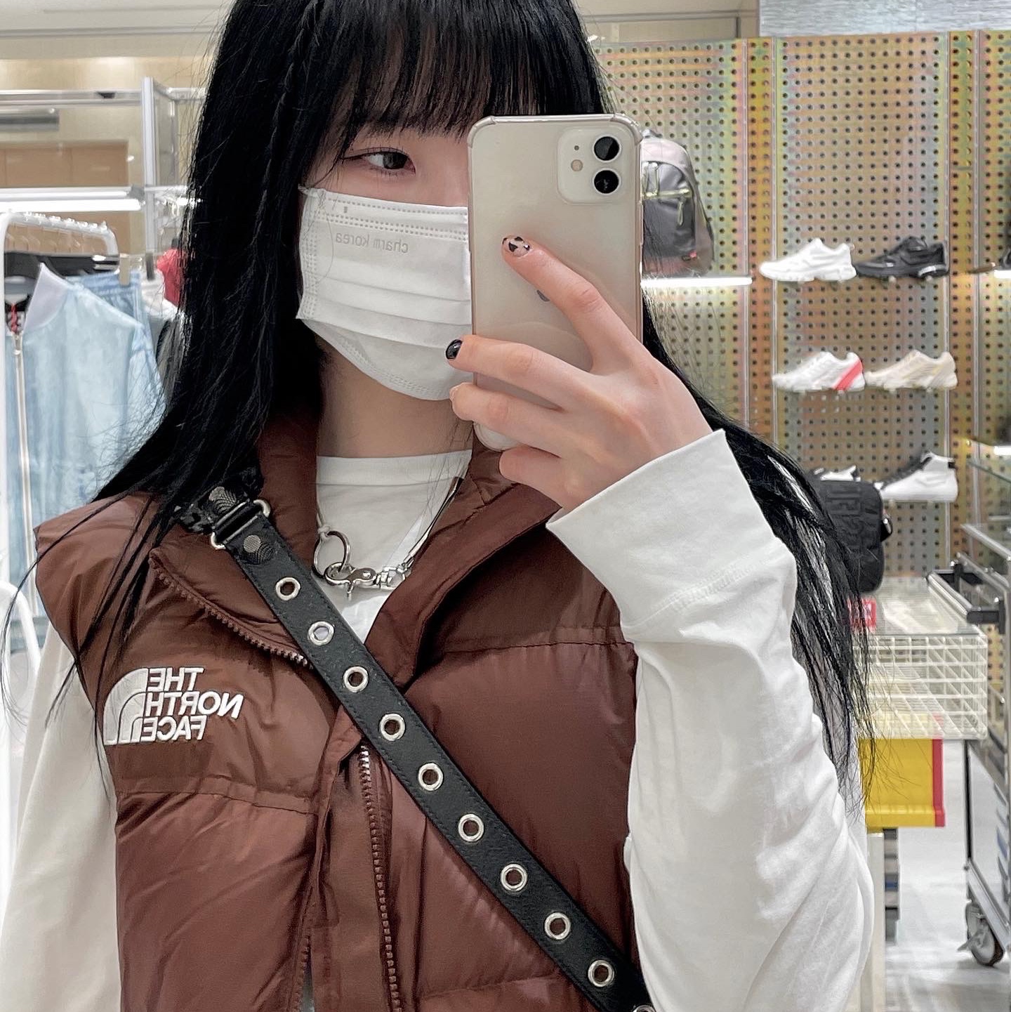 The North Face 1996 Retro Nuptse Vest Dark Oak, Balenciaga Arena Lambskin Le Cagole XS Shoulder Bag Black 착용 스타일 - 1