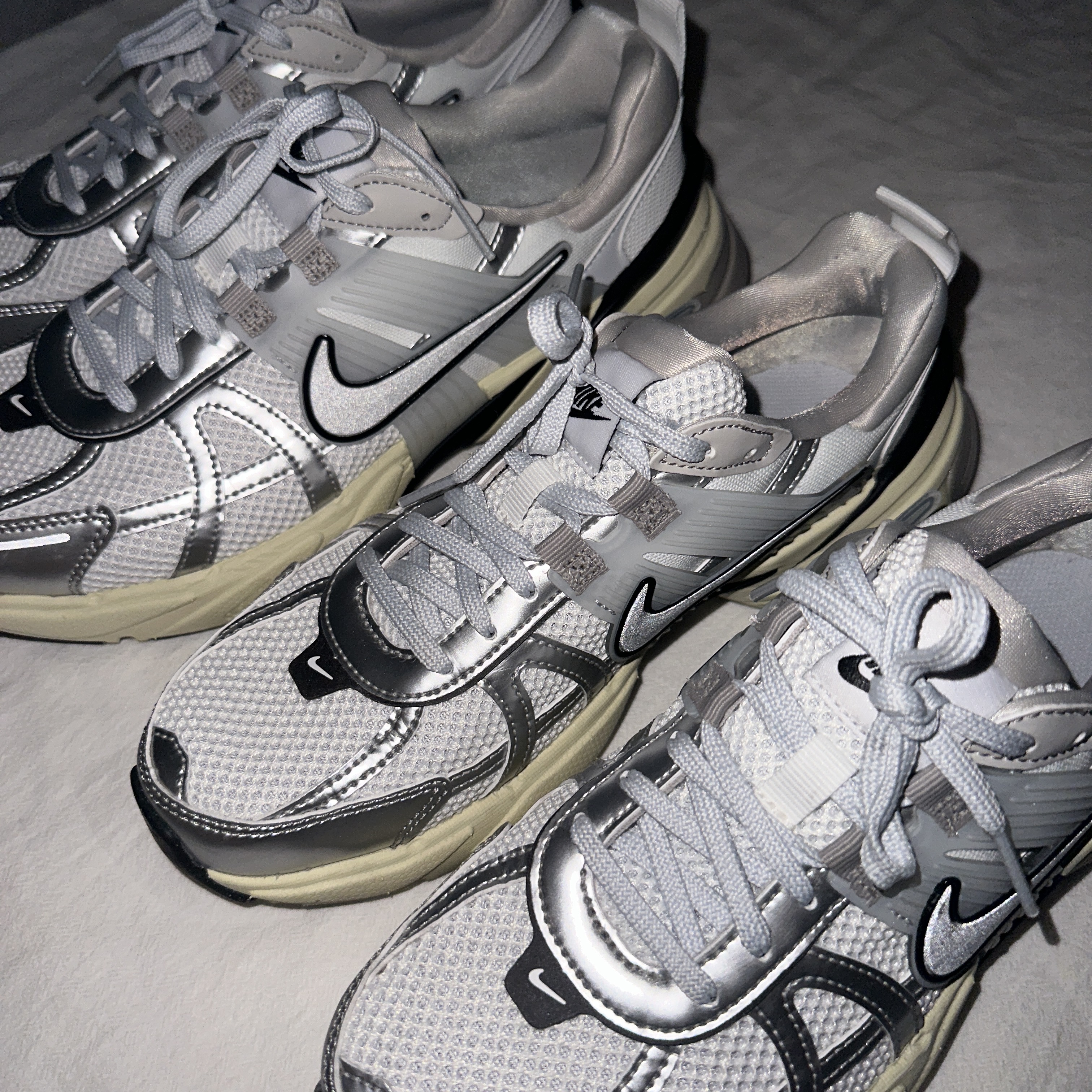 Nike V2K Run Summit White Metallic Silver 착용 스타일 - 1