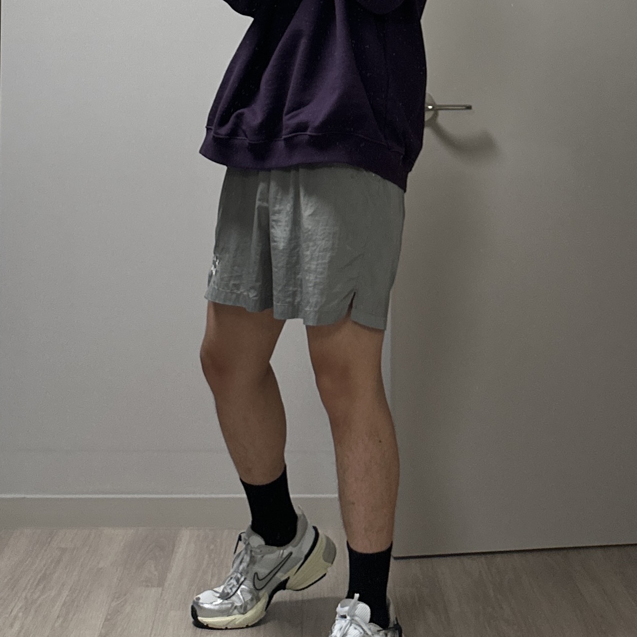 Nike V2K Run Summit White Metallic Silver 착용 스타일 - 4