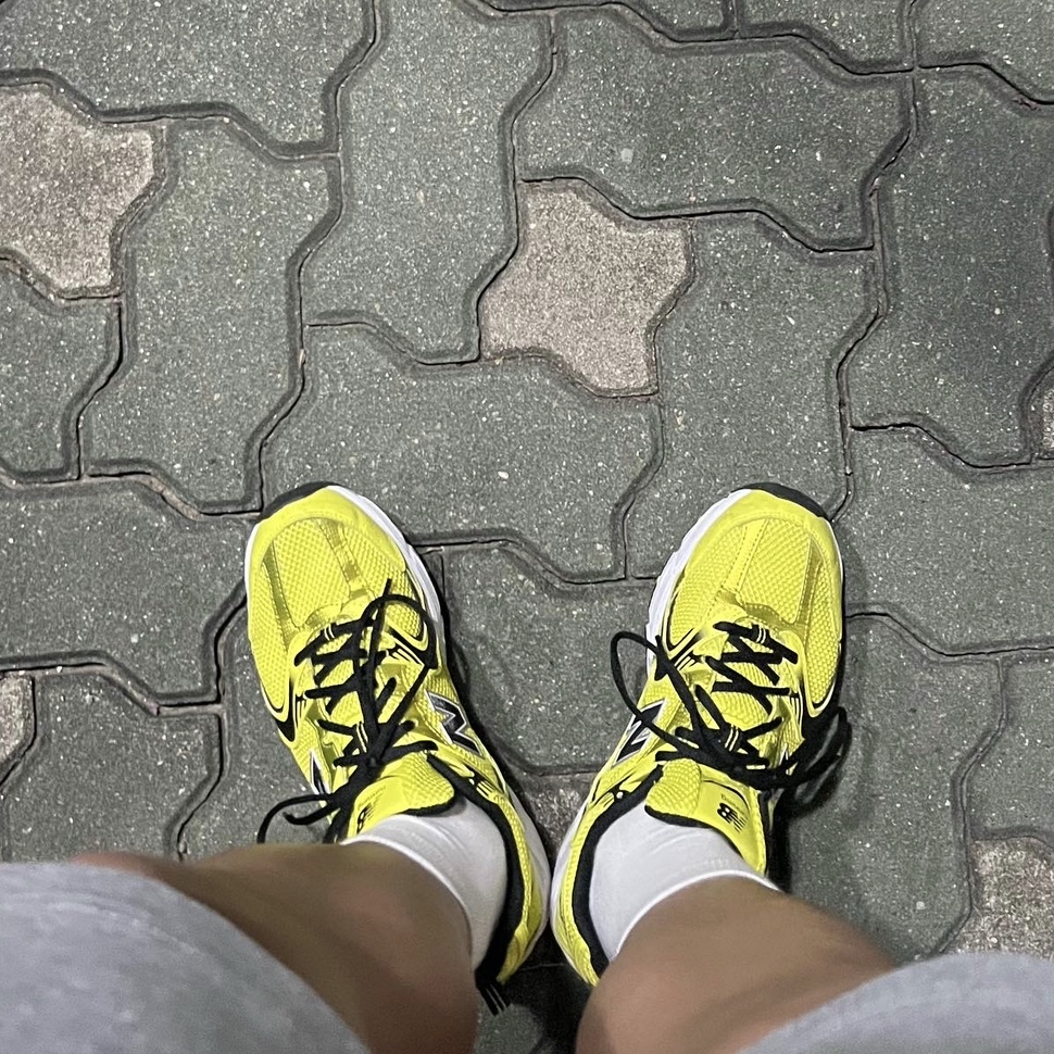 New Balance 530 Yellow 착용 스타일 - 3