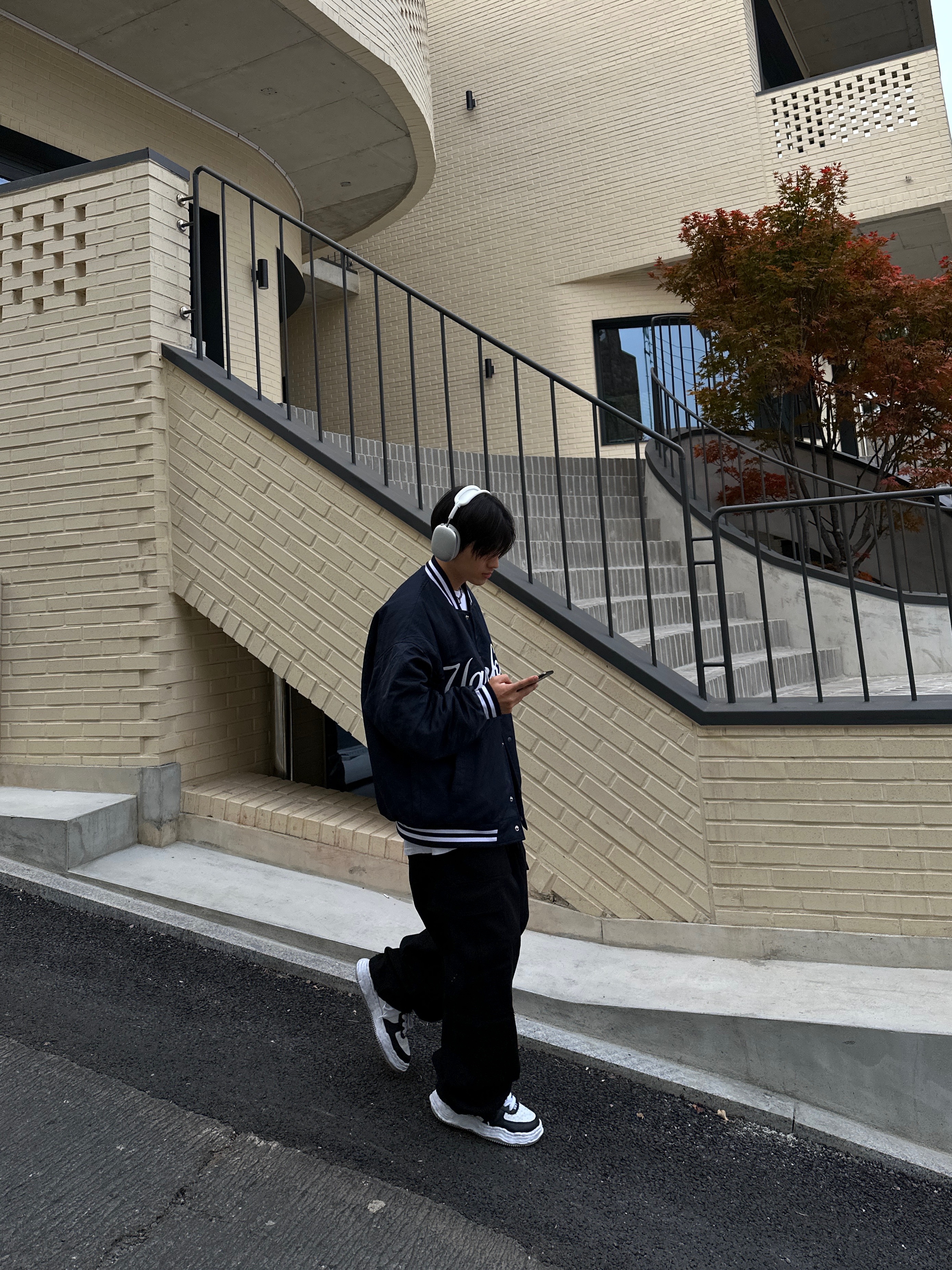 Apple AirPods Max Lightning Silver (Korean Ver.), Maison Mihara Yasuhiro Wayne OG Sole Leather Low-top Sneakers Black White 착용 스타일 - 3