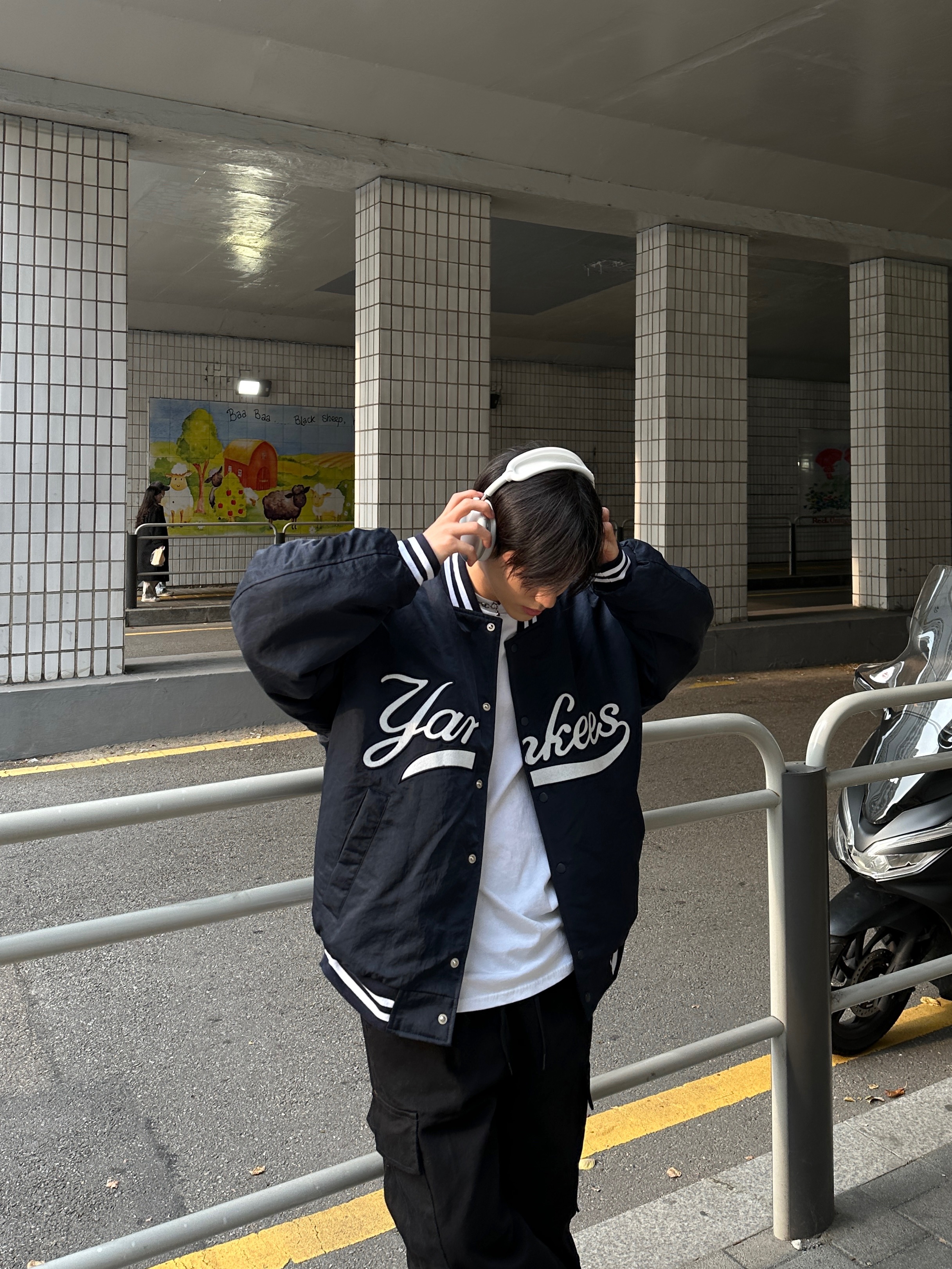 Apple AirPods Max Lightning Silver (Korean Ver.), Maison Mihara Yasuhiro Wayne OG Sole Leather Low-top Sneakers Black White 착용 스타일 - 4