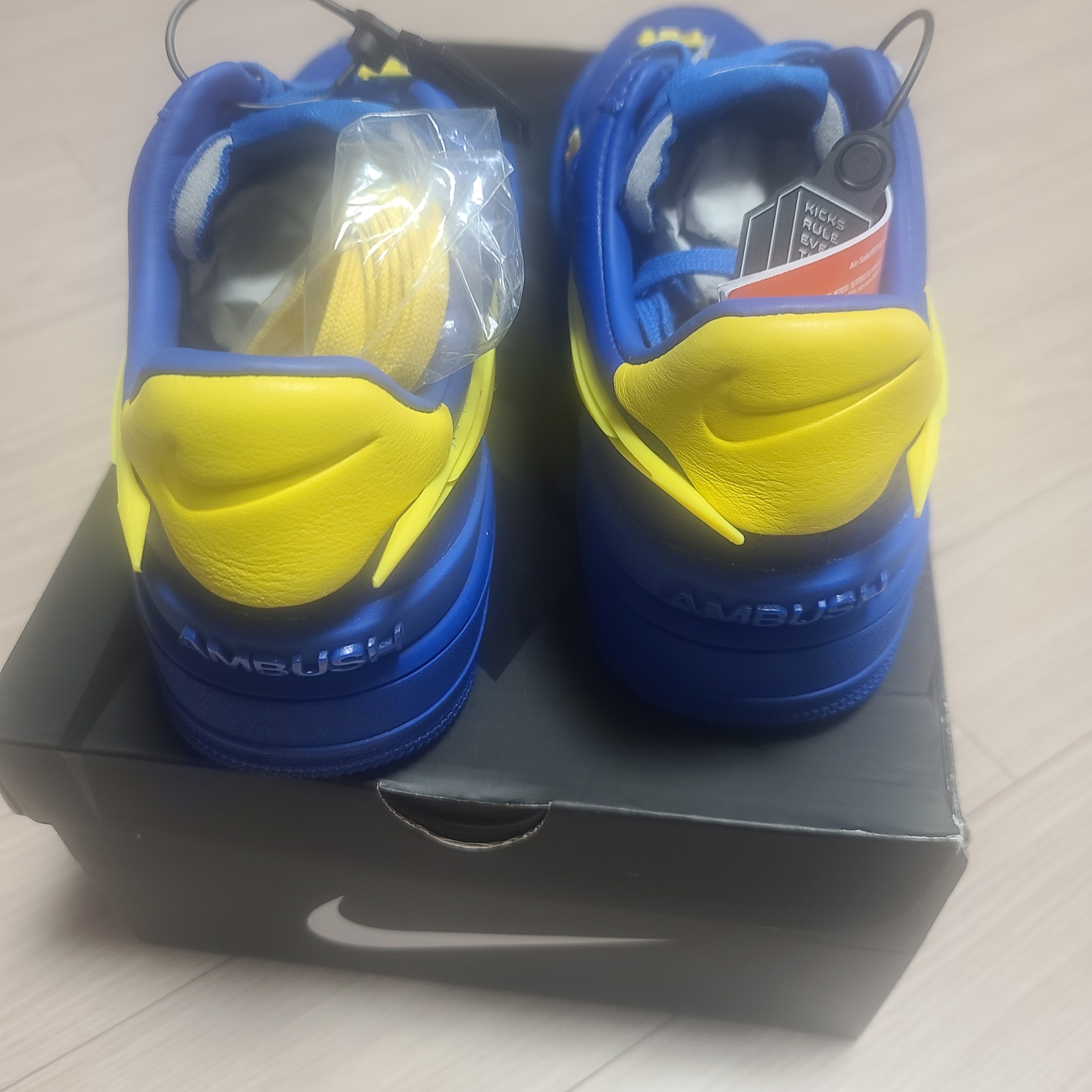 Nike x Ambush Air Force 1 Low SP Game Royal and Vivid Sulfur, Uniqlo UT x Kaws Long Sleeve Sweatshirt Black 착용 스타일 - 3