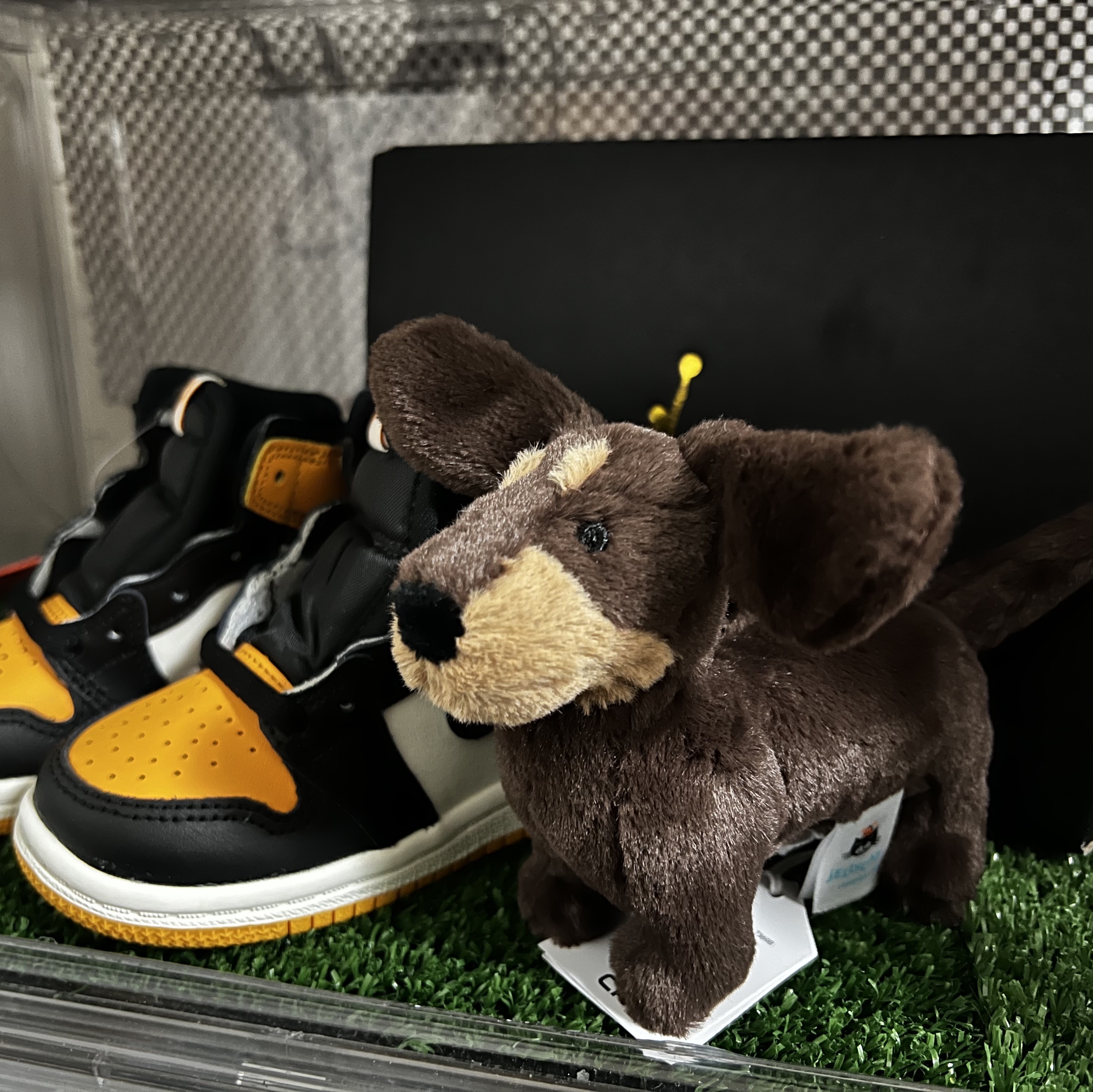 Jellycat Otto Sausage Dog Bag Charm Brown, (TD) Jordan 1 Retro High OG Taxi 착용 스타일