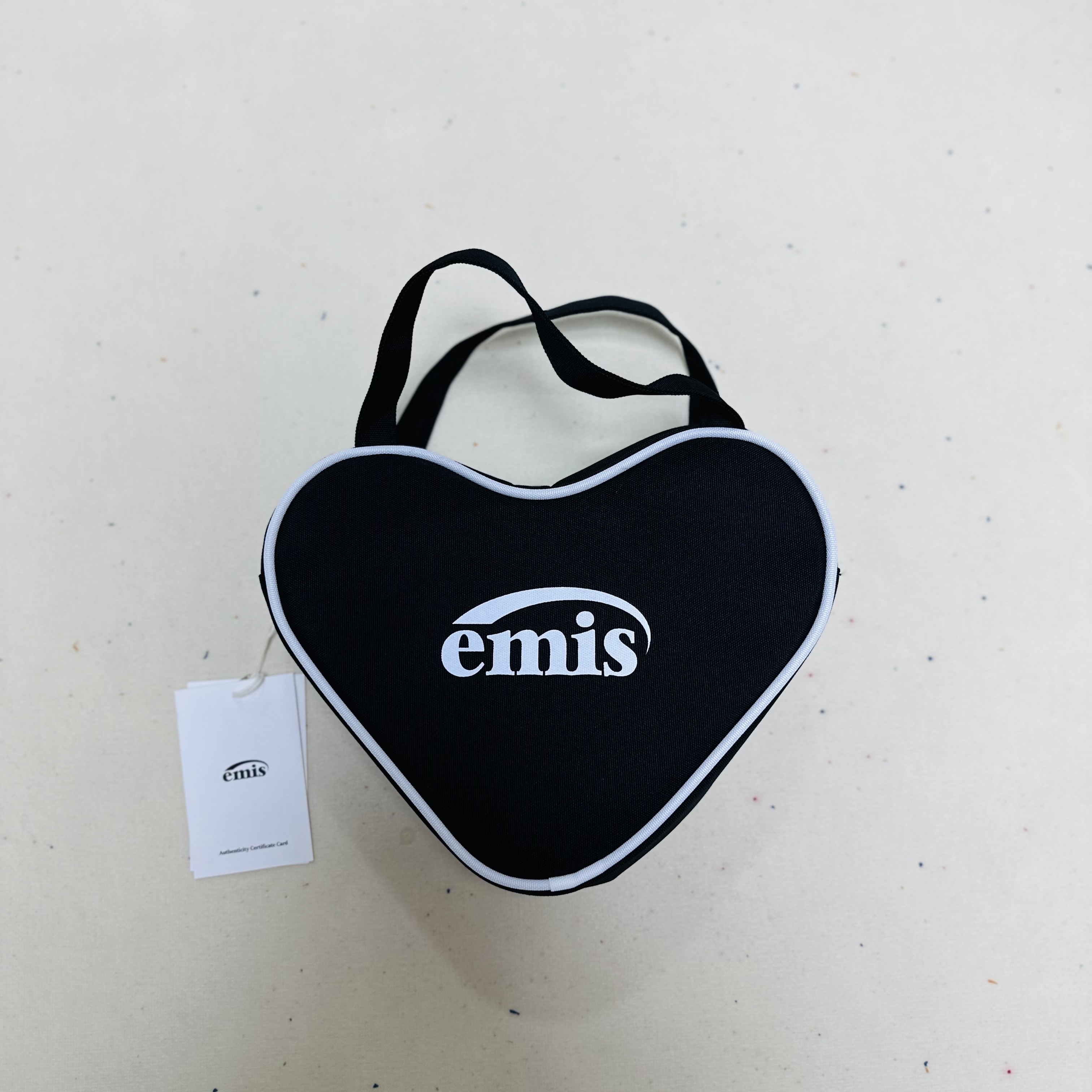 Emis Heart Tote Bag Black 착용 스타일