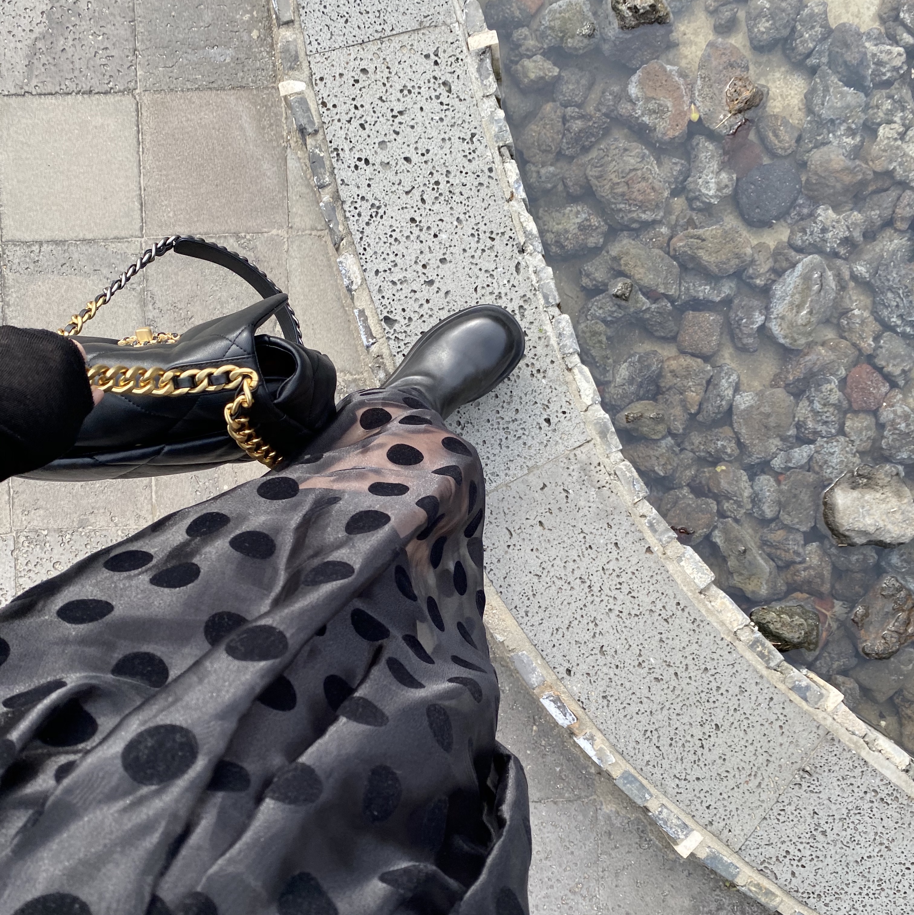 Chanel Medium 19 Handbag Shiny Goatskin & Gold Black, (W) Bottega Veneta Lug Boot Black 착용 스타일 - 3