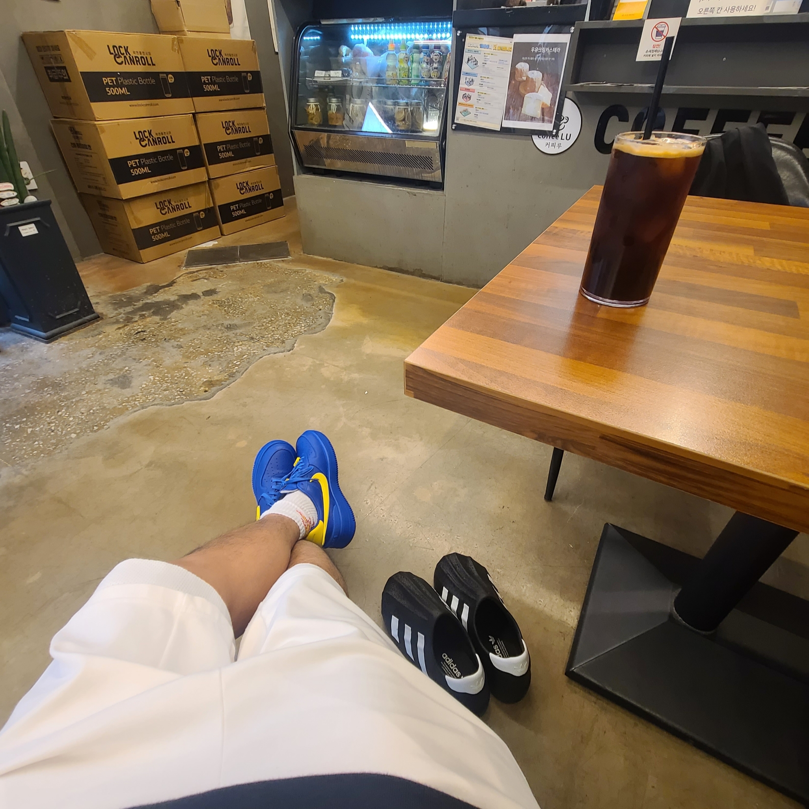 Nike x Ambush Air Force 1 Low SP Game Royal and Vivid Sulfur, Uniqlo UT x Kaws Long Sleeve Sweatshirt Black 착용 스타일 - 5