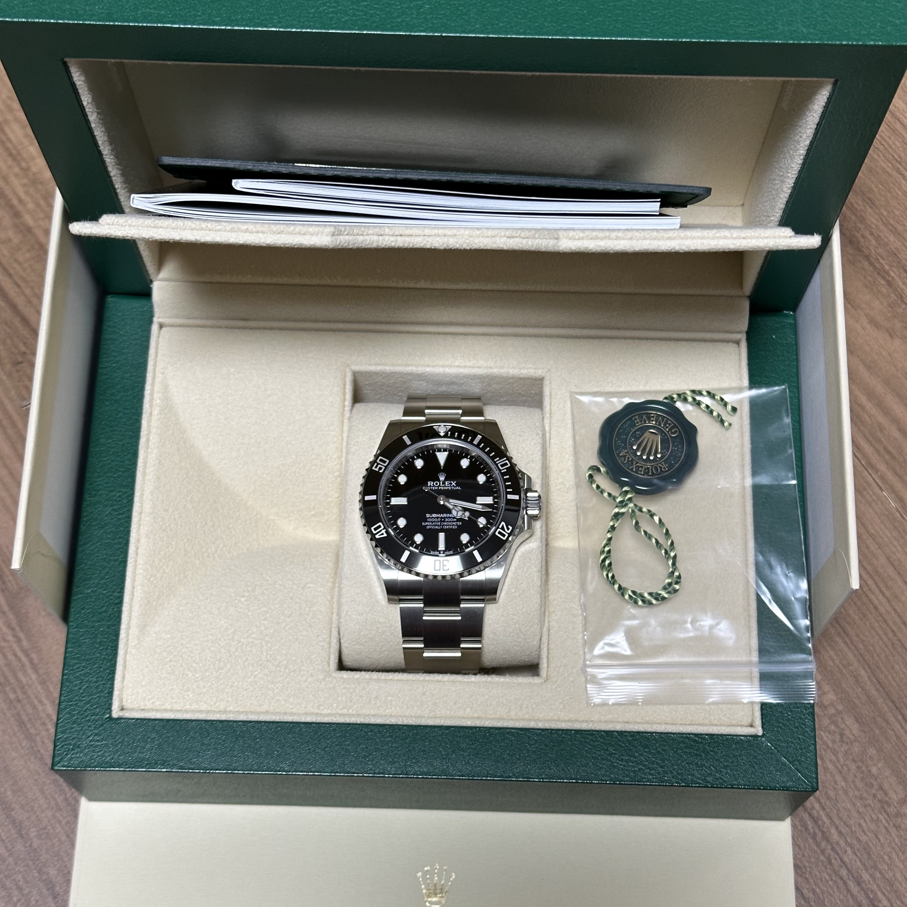 Rolex Submariner 41mm 124060 Black Oyster 착용 스타일 - 2