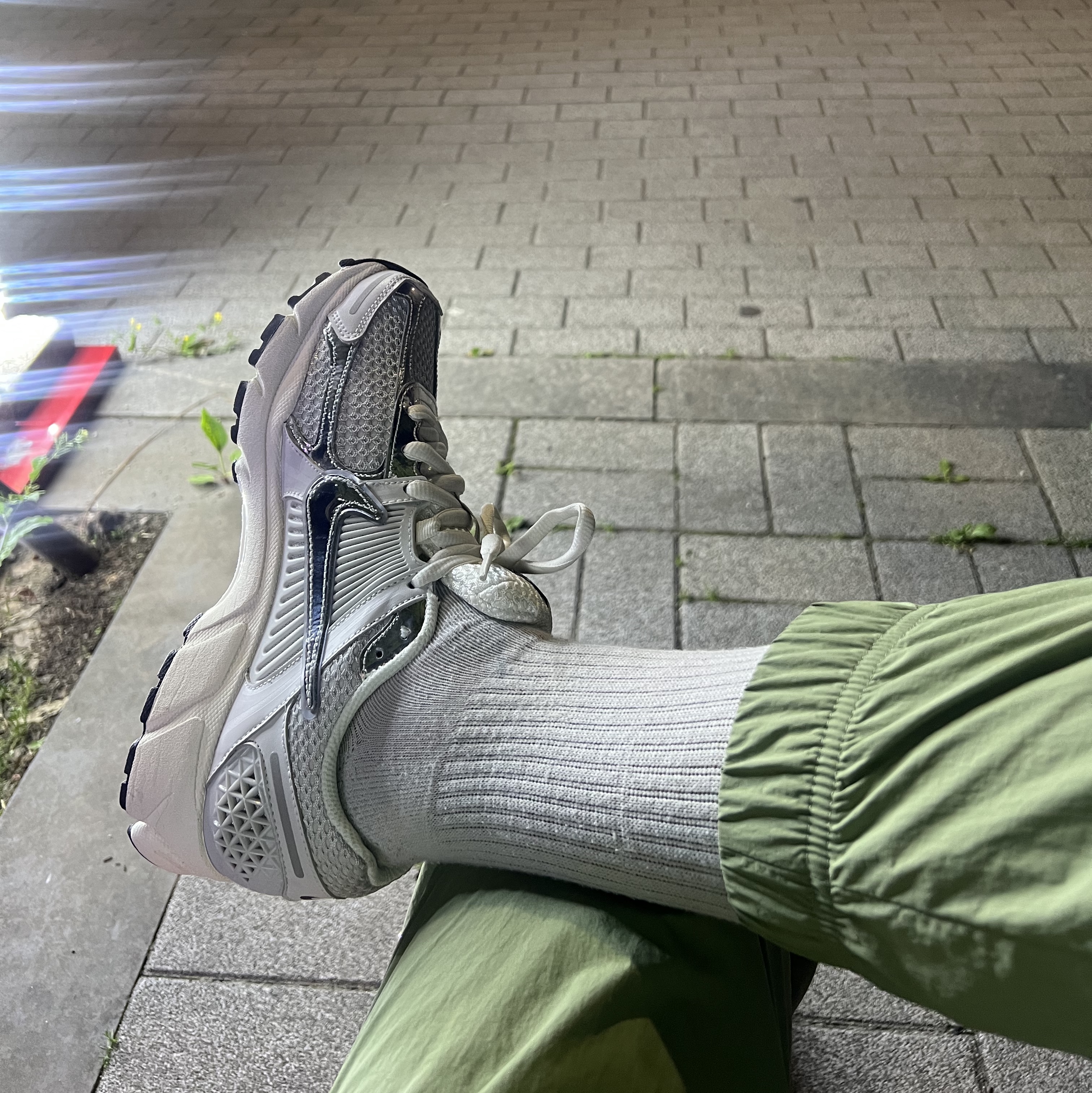 (W) Nike Zoom Vomero 5 Photon Dust and Metallic Silver, Nike NRG Solo Swoosh Woven Track Jacket Oil Green - Asia 착용 스타일