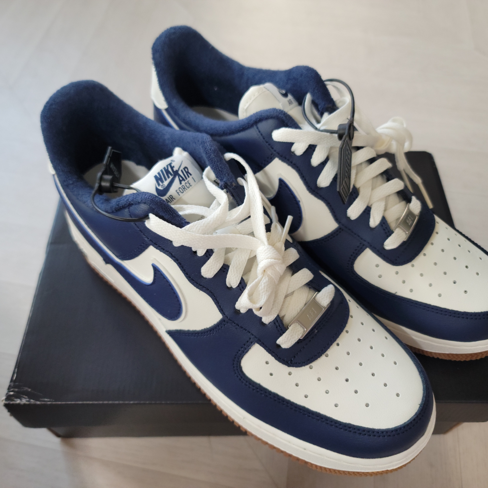 Nike Air Force 1 '07 LV8 Midnight Navy 착용 스타일