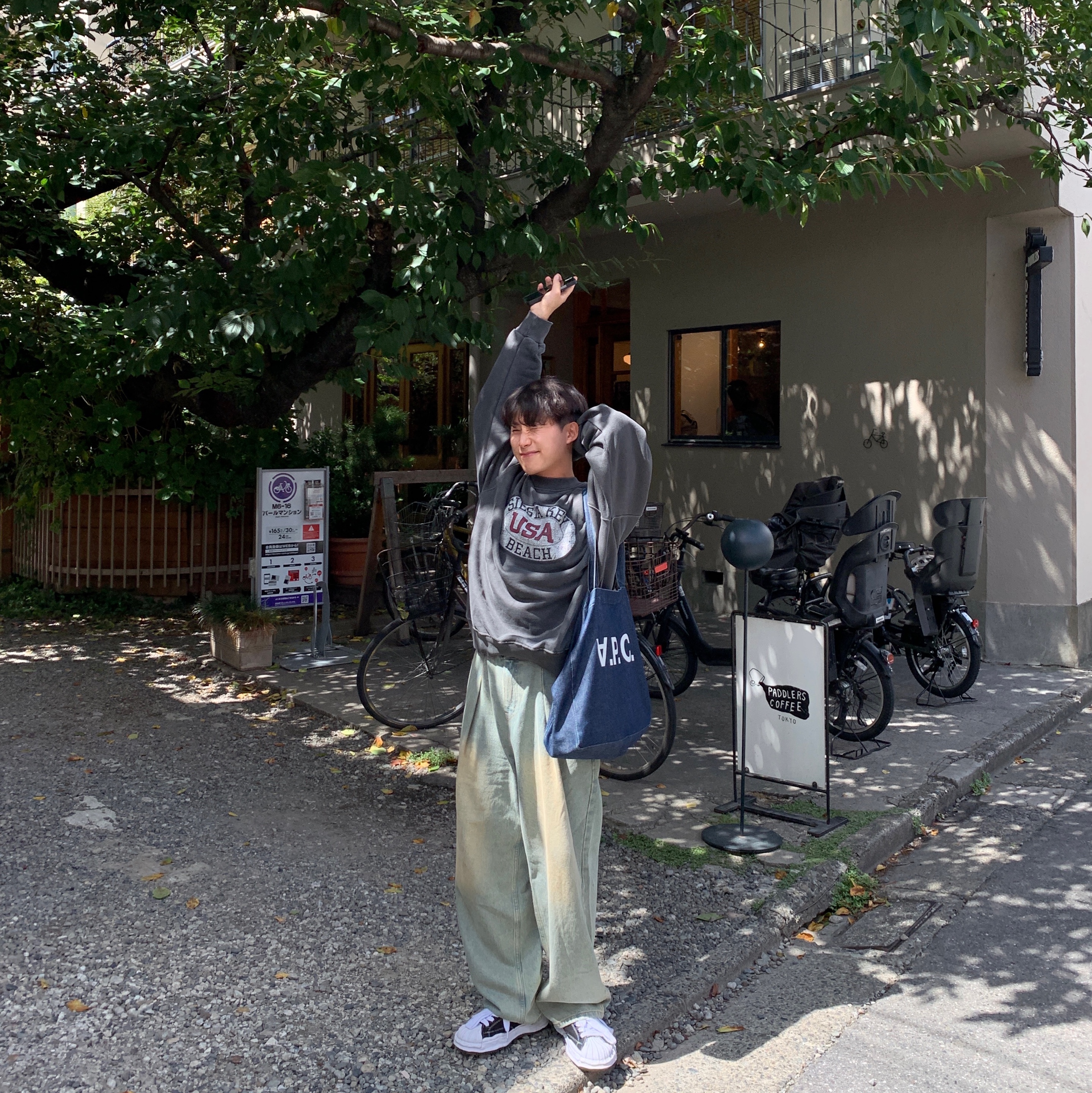 Maison Mihara Yasuhiro Blakey OG Sole Canvas Low-top Sneakers Black White, A.P.C. Daniela Shopping Bag Indigo 착용 스타일 - 1