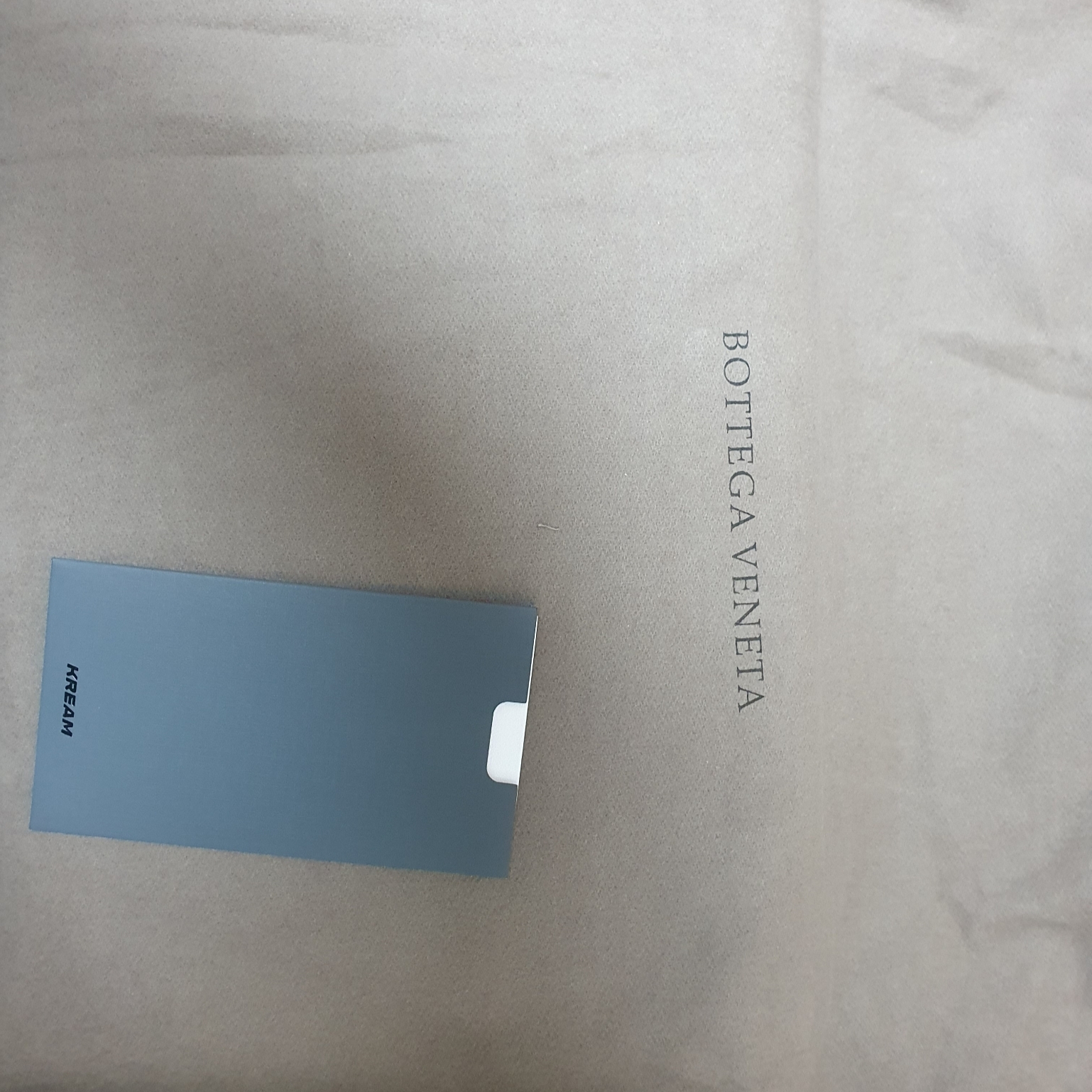 Bottega Veneta Intrecciato Strap Clutch Grey 착용 스타일 - 2
