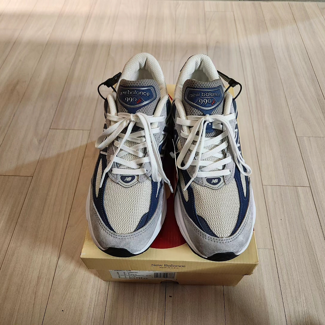 New Balance 990v6 Made in USA Gray Suede 착용 스타일 - 2