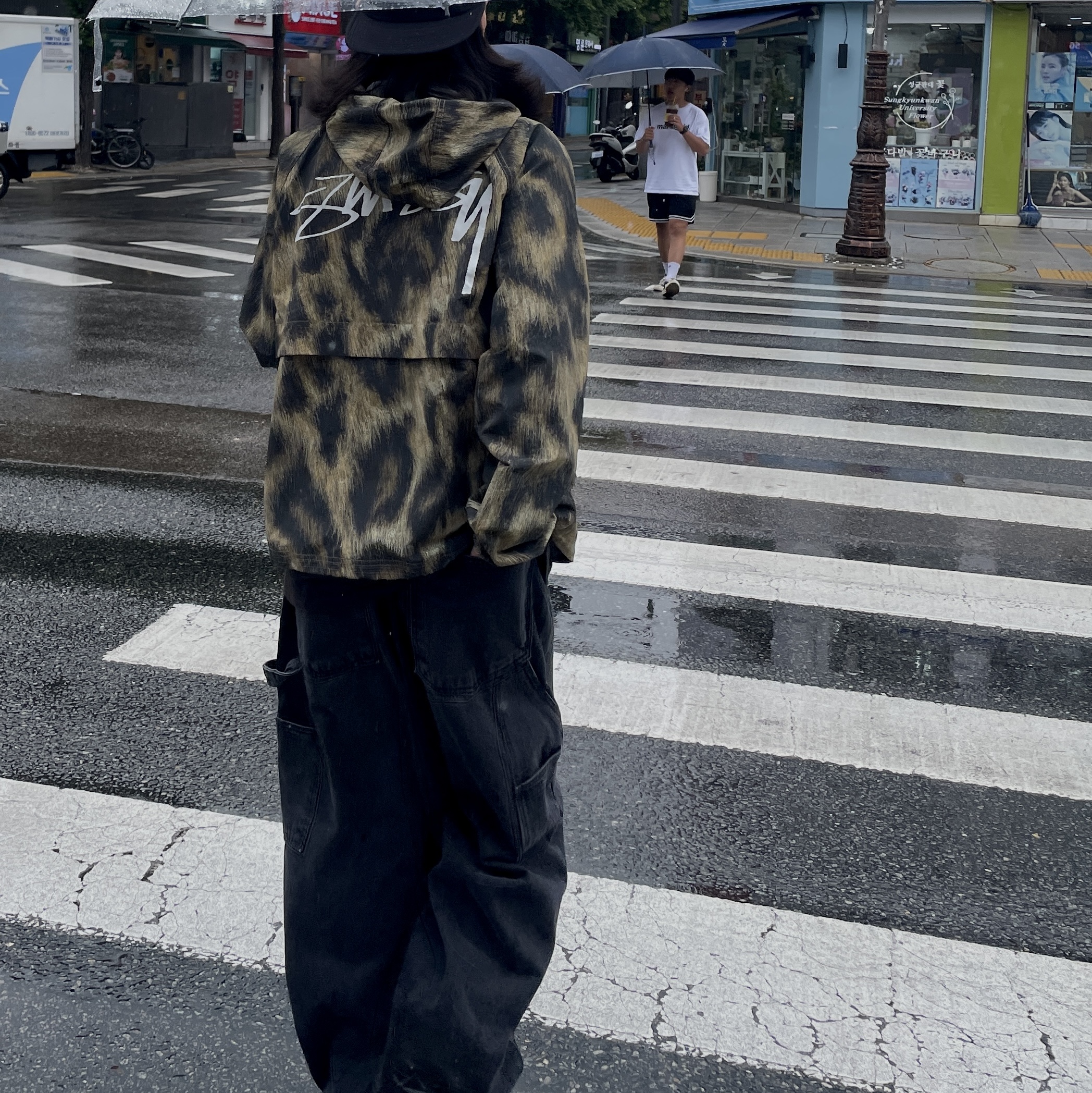 Stussy Fur Print Beach Shell Jacket Brown, Apple AirPods Max Lightning Space Gray (Korean Ver.) 착용 스타일 - 1