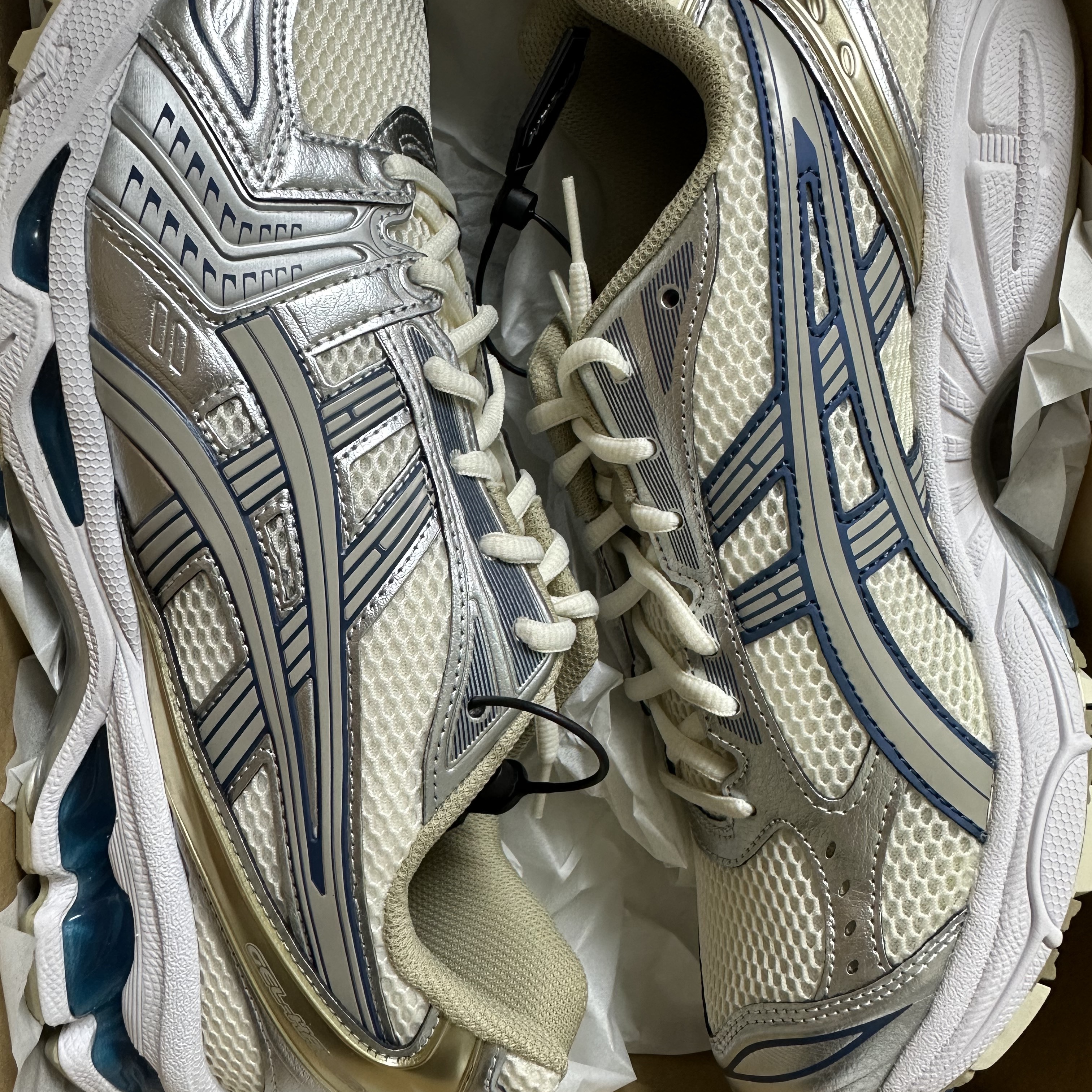Asics Gel-Kayano 14 Cream Pure Silver 착용 스타일 - 2