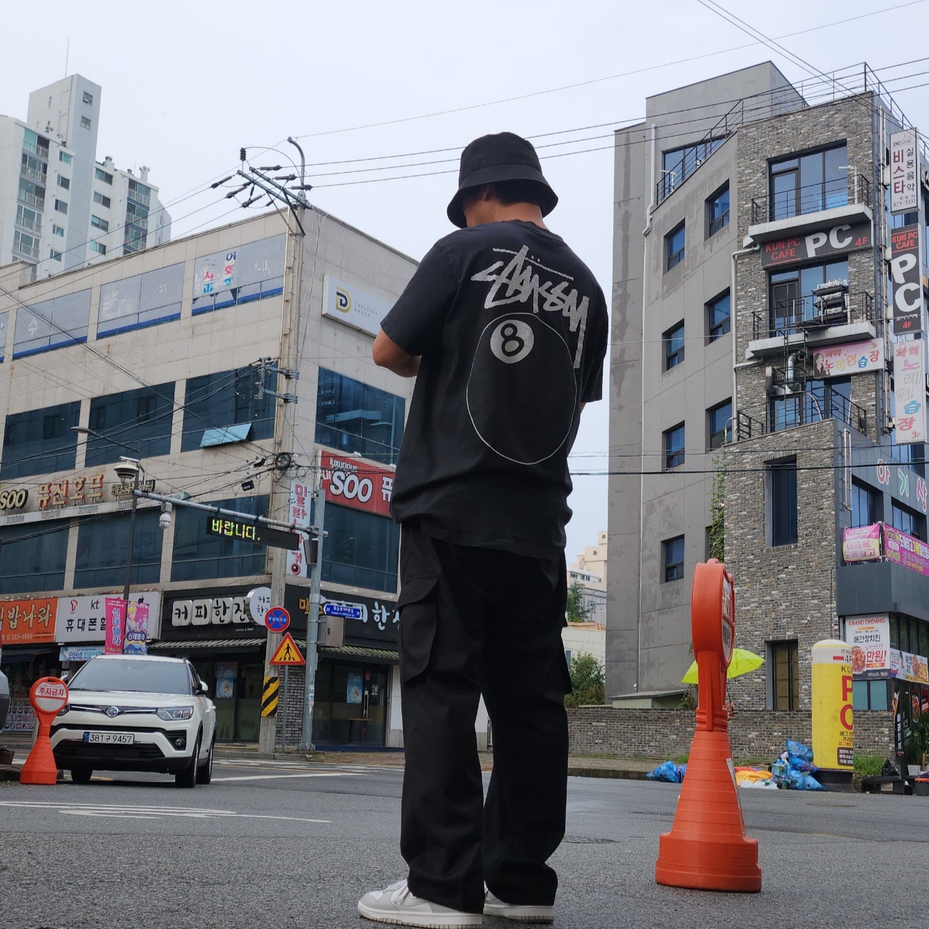 Stussy Stock Lock Deep Bucket Hat Black, Stussy 8 Ball Pigment Dyed T-Shirt Black - 22SS 착용 스타일 - 1