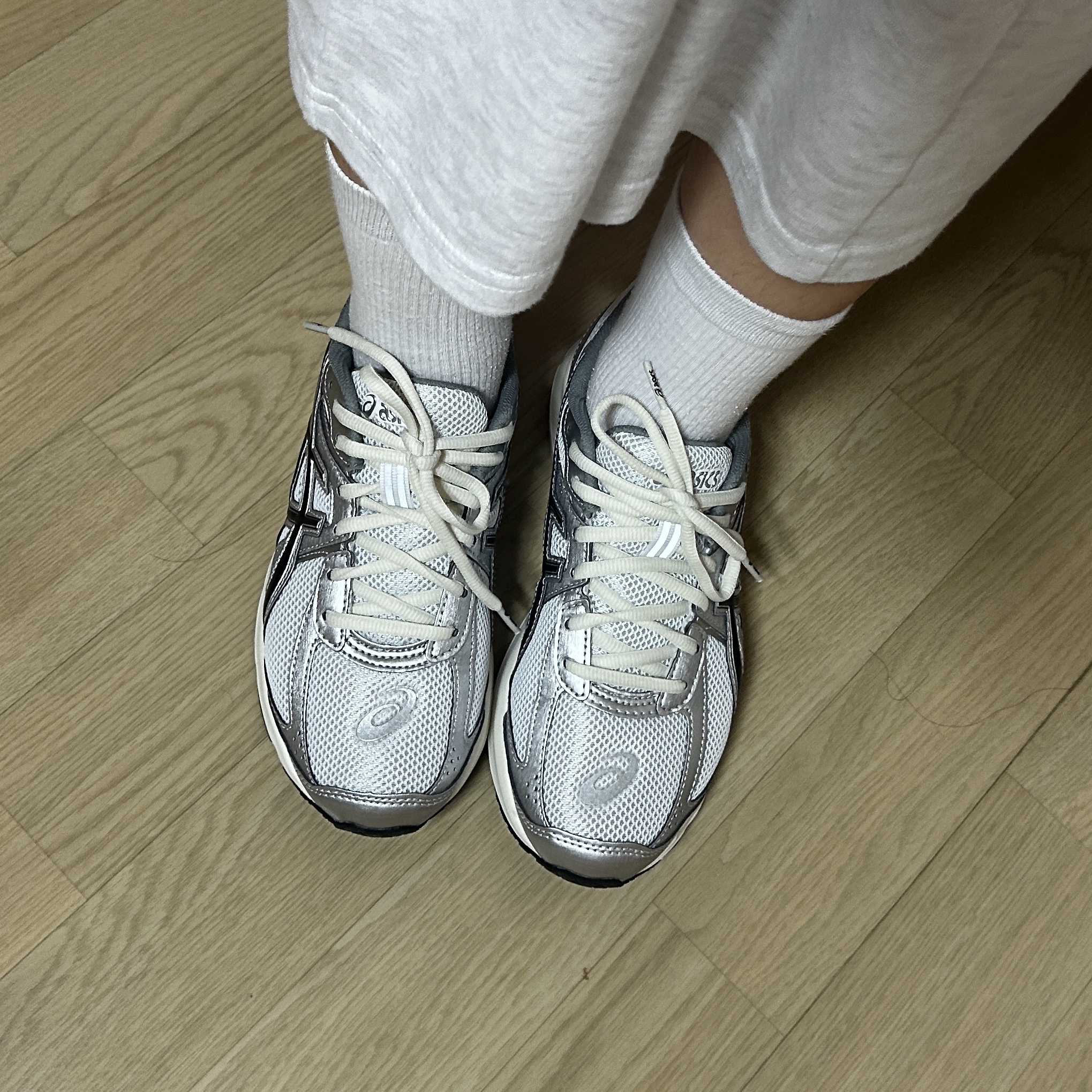 Asics Jog 100 S White Black - 2E Wide 착용 스타일 - 3