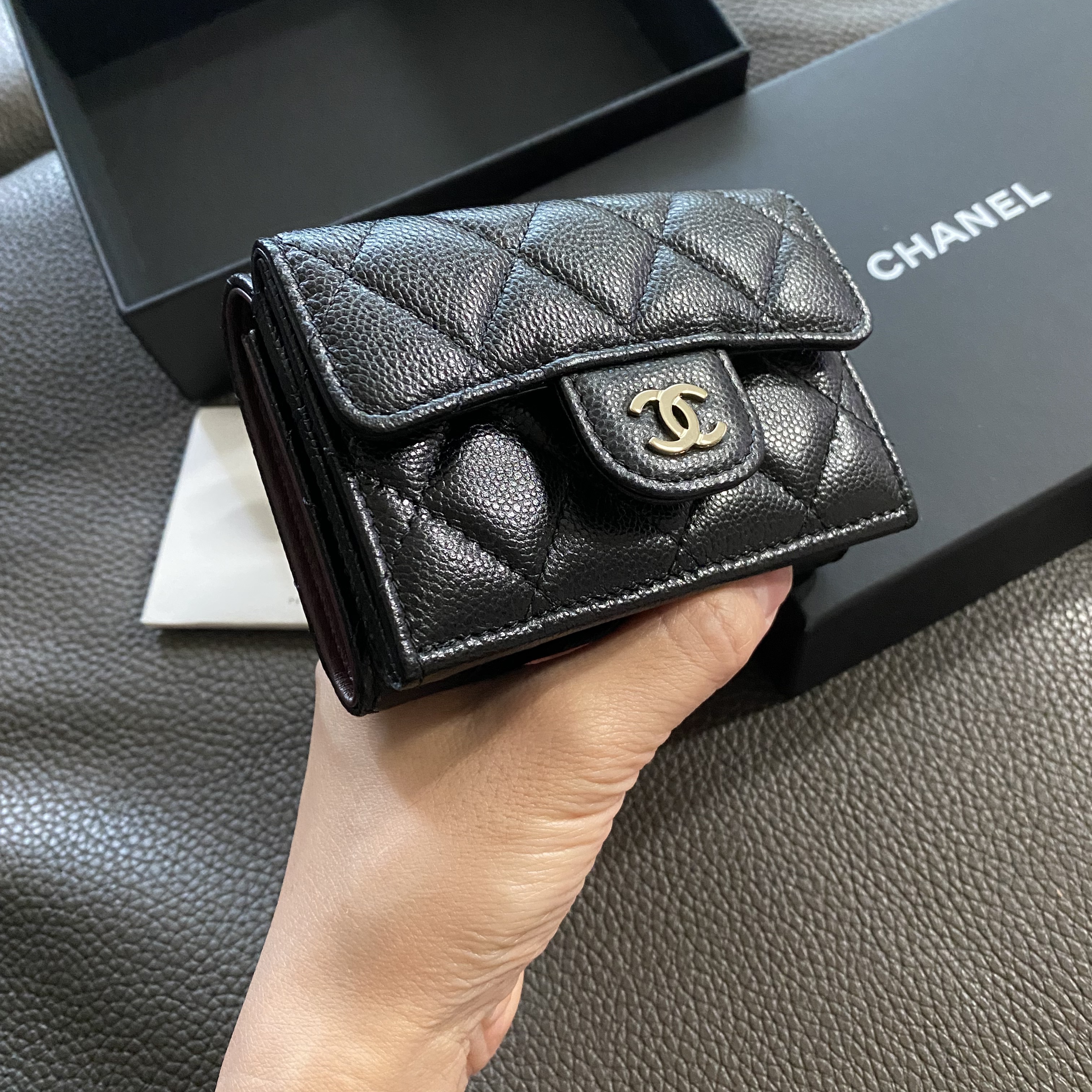Chanel Classic Small Flap Wallet Grained Shiny Calfskin & Gold Black 착용 스타일 - 1